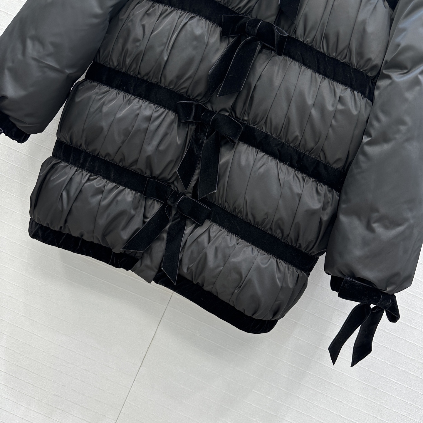 高端品质🖤Ch* 25K系列黑色蝴蝶结羽绒服外套！国标90白鸭绒填充进口机压线褶皱工艺，黑色主调+宽幅丝