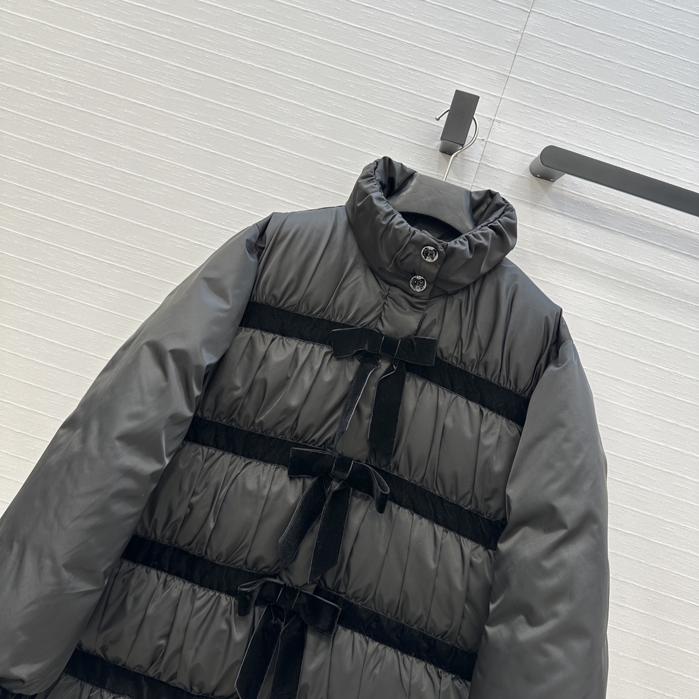 高端品质🖤Ch* 25K系列黑色蝴蝶结羽绒服外套！国标90白鸭绒填充进口机压线褶皱工艺，黑色主调+宽幅丝