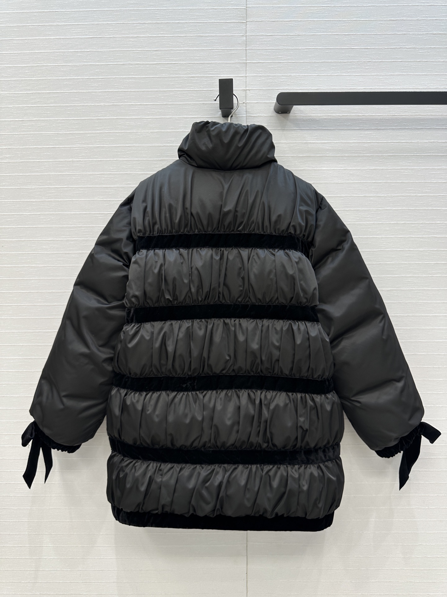 高端品质🖤Ch* 25K系列黑色蝴蝶结羽绒服外套！国标90白鸭绒填充进口机压线褶皱工艺，黑色主调+宽幅丝