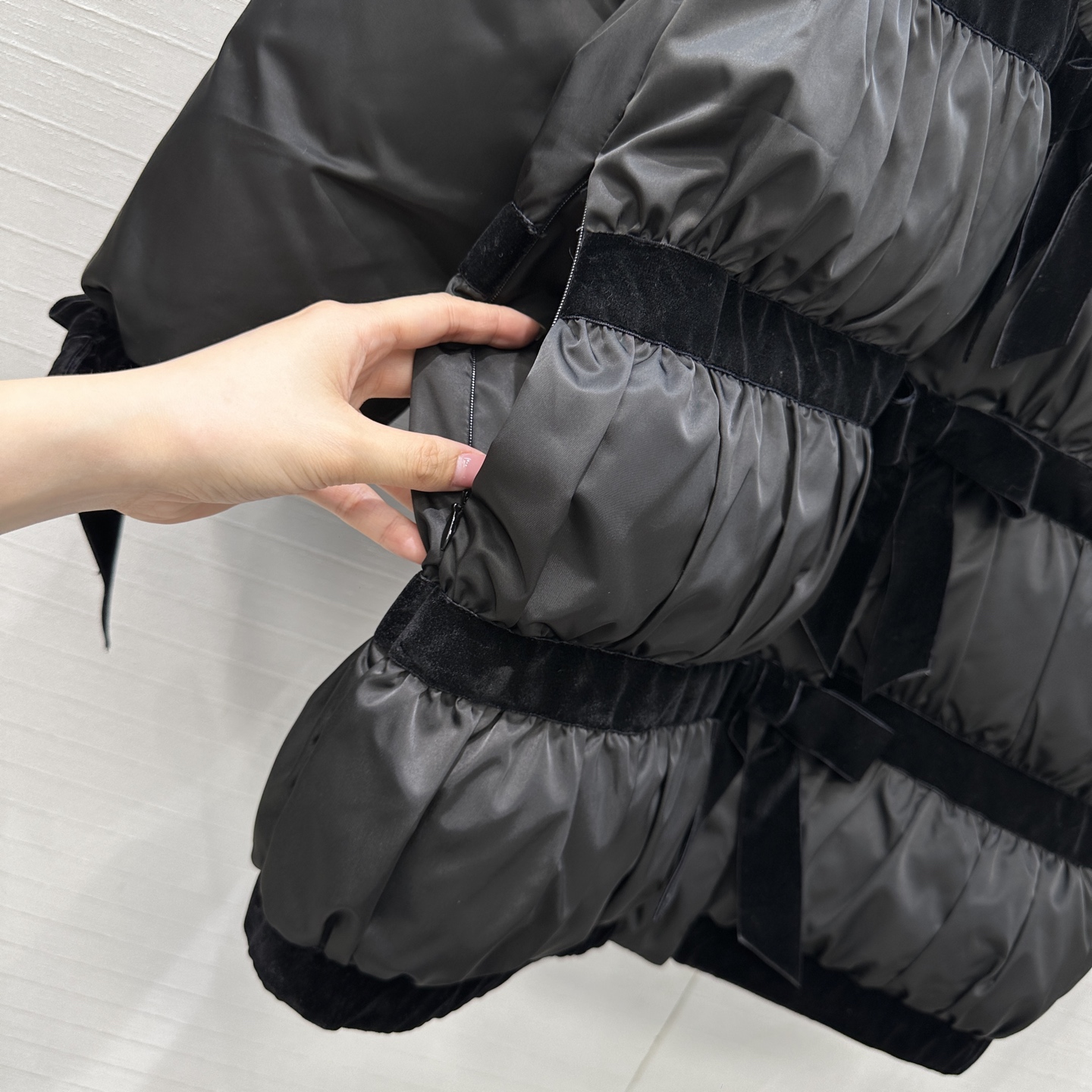 高端品质🖤Ch* 25K系列黑色蝴蝶结羽绒服外套！国标90白鸭绒填充进口机压线褶皱工艺，黑色主调+宽幅丝