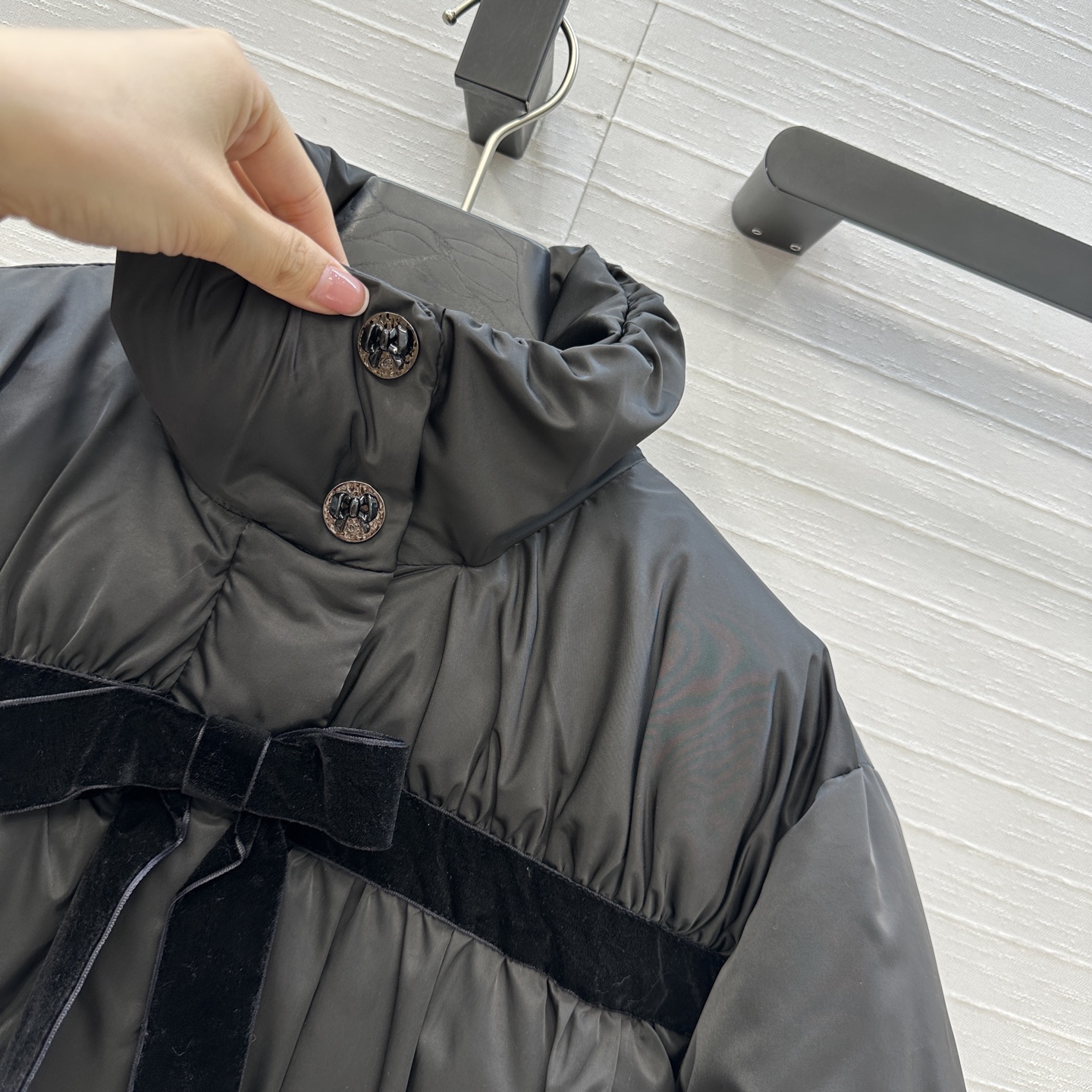 高端品质🖤Ch* 25K系列黑色蝴蝶结羽绒服外套！国标90白鸭绒填充进口机压线褶皱工艺，黑色主调+宽幅丝