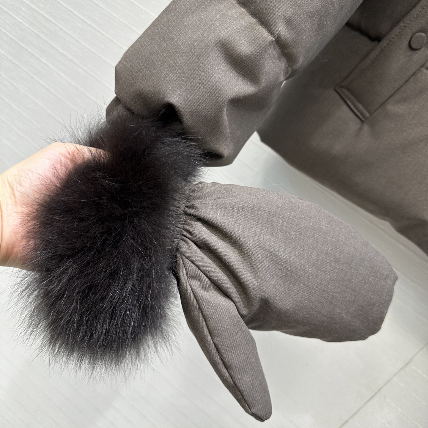 强烈推荐❤️YVES 联名Loro Piana 狐狸毛短款手套🧤羽绒服，90新国标白鹅绒填充，外层天丝羊