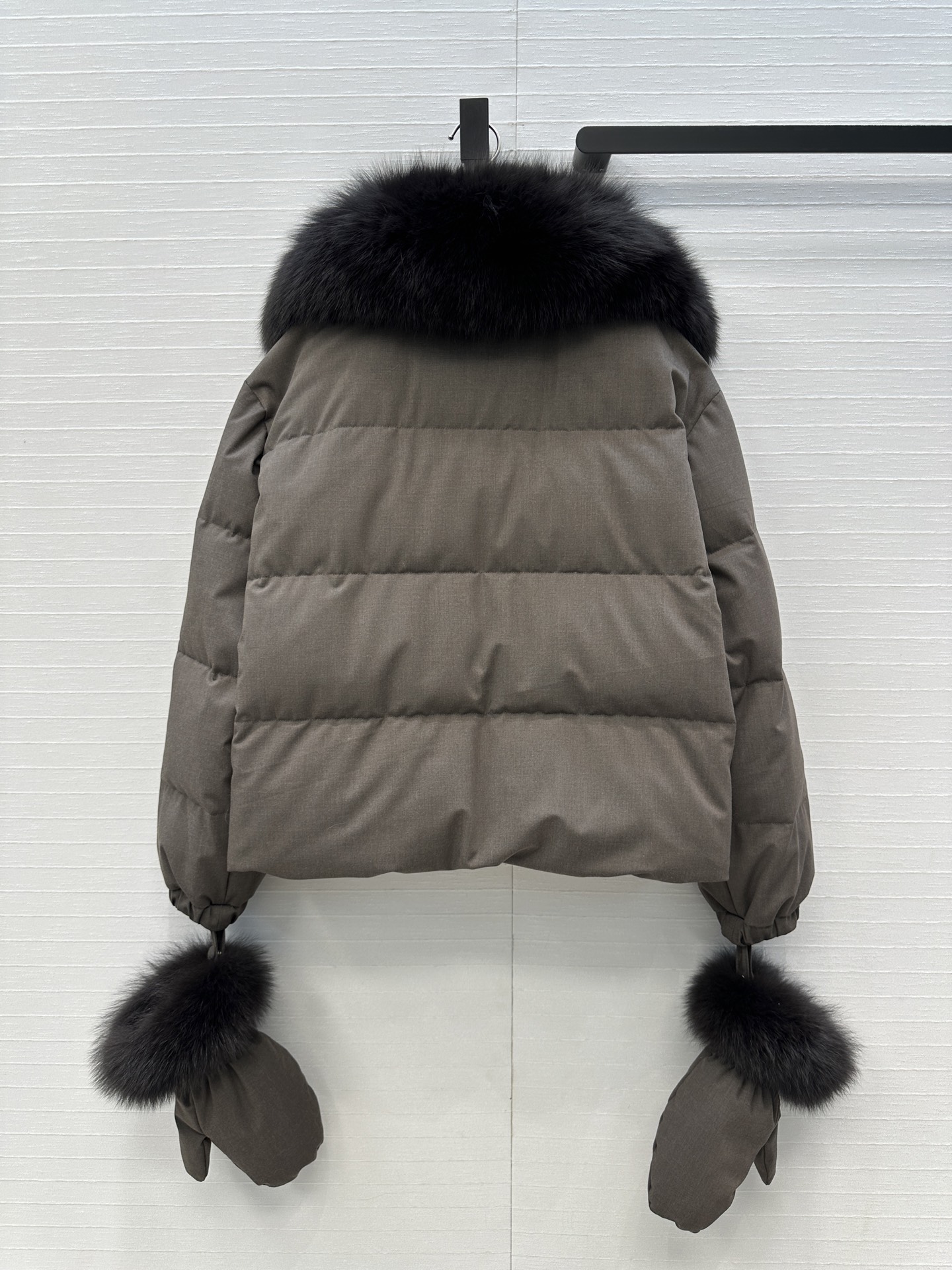 强烈推荐❤️YVES 联名Loro Piana 狐狸毛短款手套🧤羽绒服，90新国标白鹅绒填充，外层天丝羊