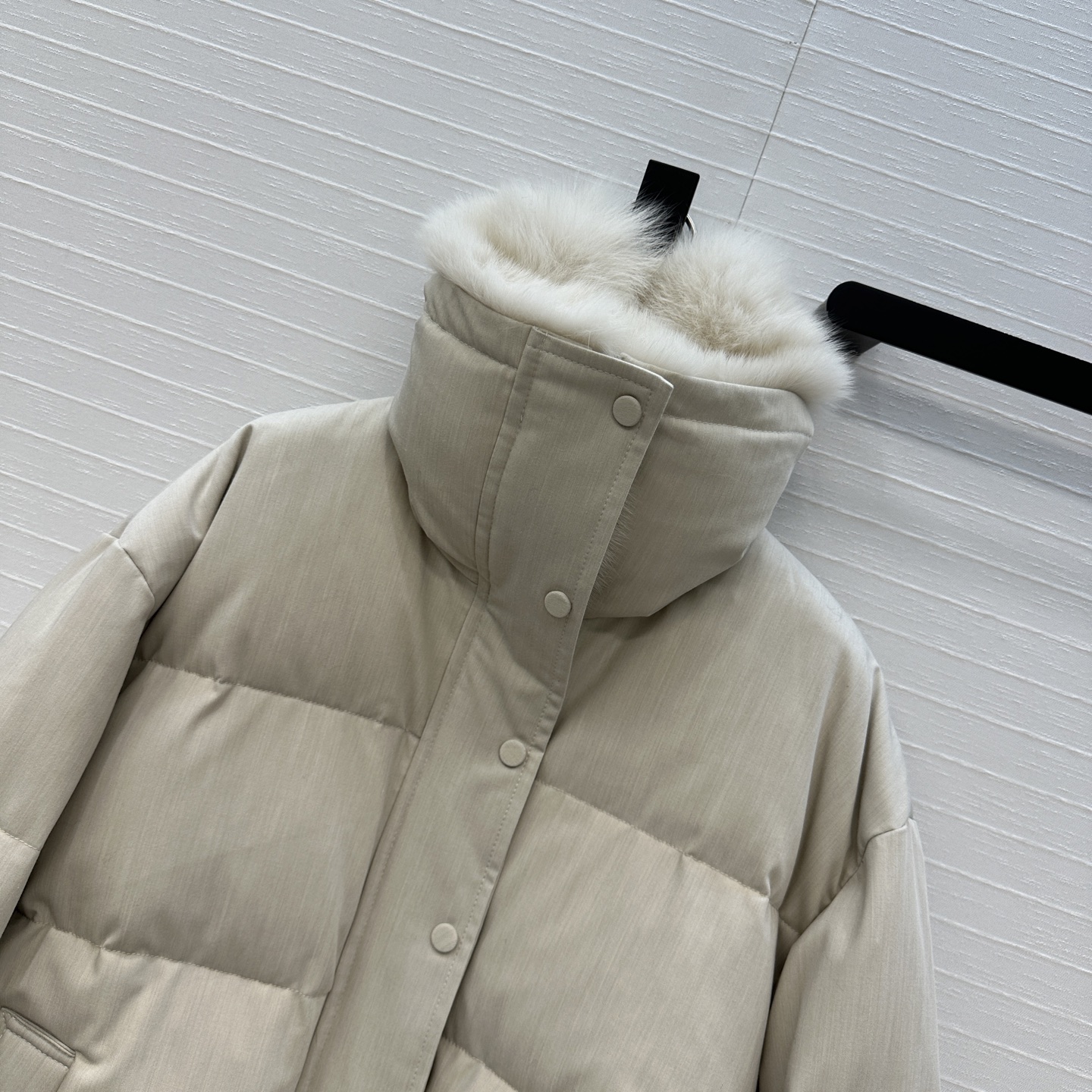 强烈推荐❤️YVES 联名Loro Piana 狐狸毛短款手套🧤羽绒服，90新国标白鹅绒填充，外层天丝羊