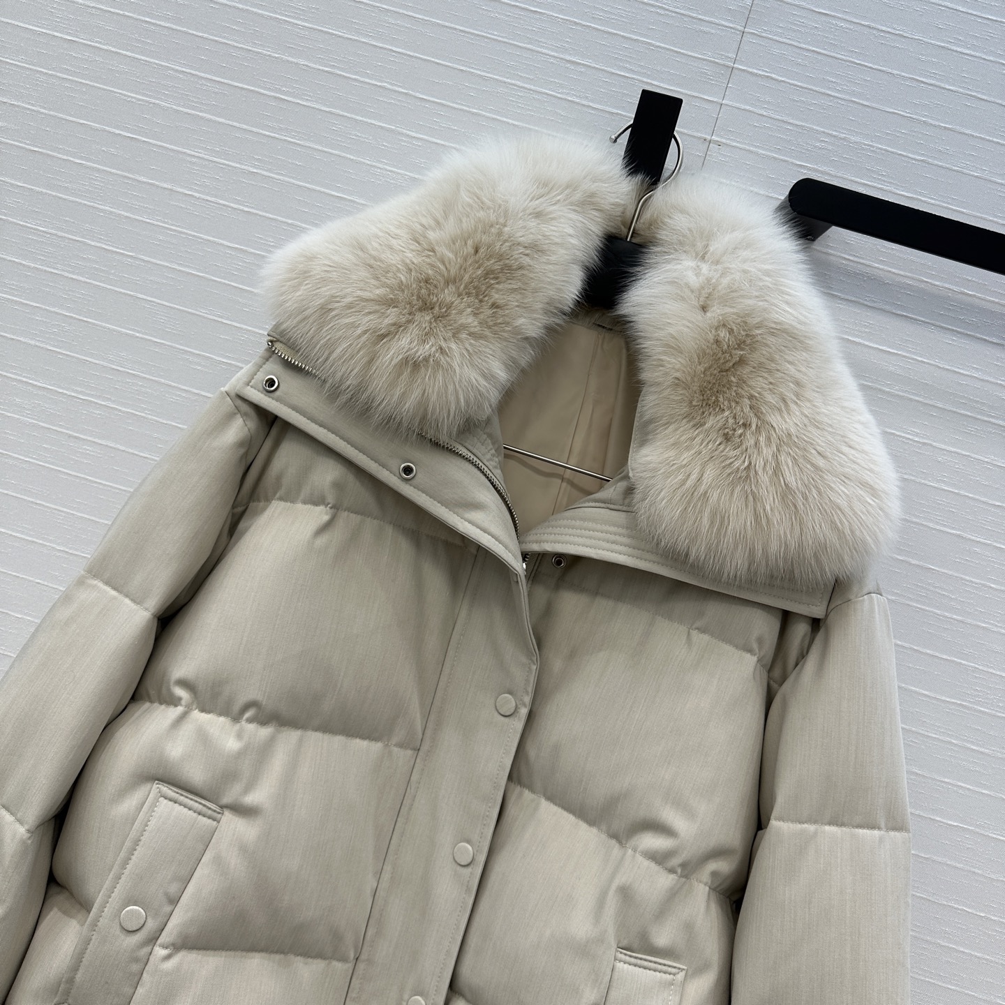 强烈推荐❤️YVES 联名Loro Piana 狐狸毛短款手套🧤羽绒服，90新国标白鹅绒填充，外层天丝羊