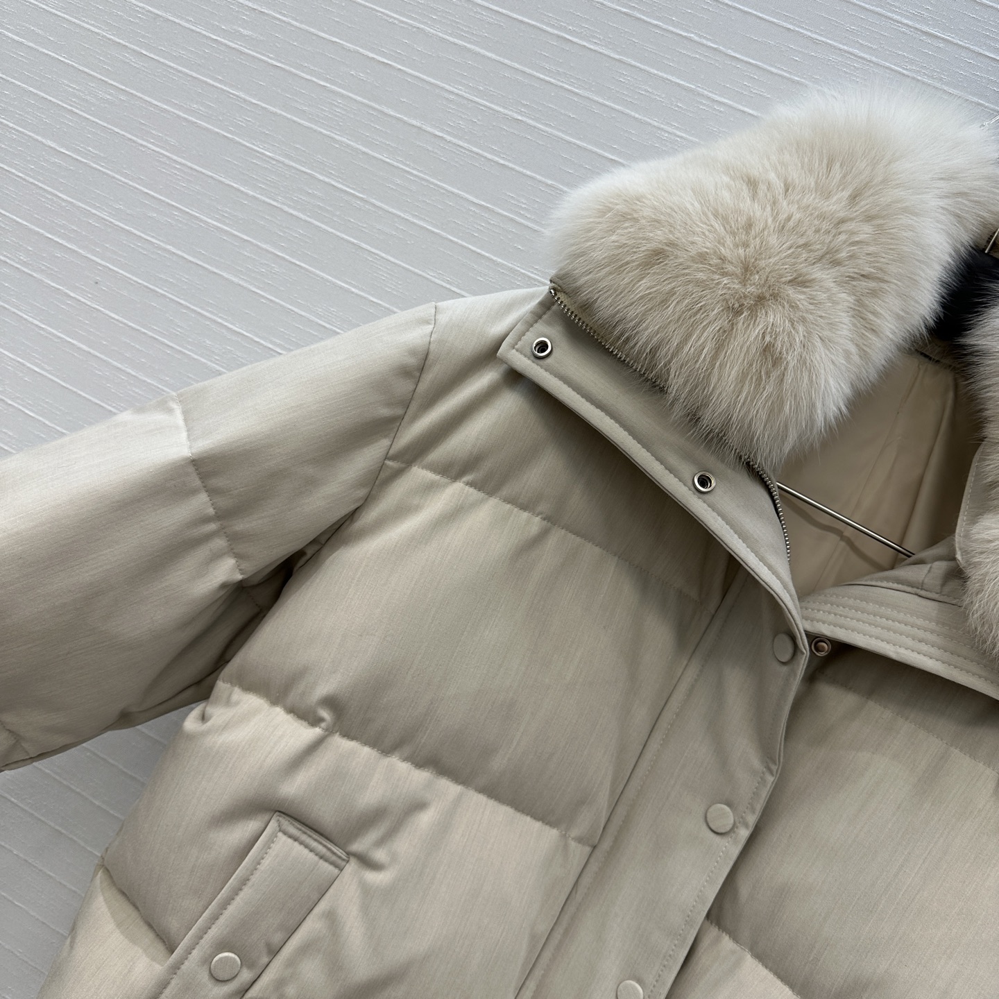 强烈推荐❤️YVES 联名Loro Piana 狐狸毛短款手套🧤羽绒服，90新国标白鹅绒填充，外层天丝羊