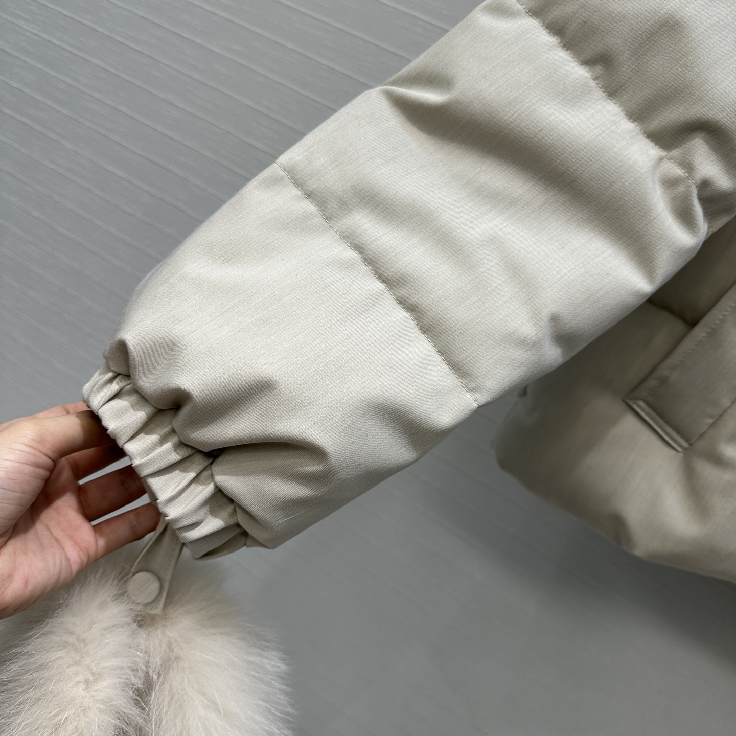 强烈推荐❤️YVES 联名Loro Piana 狐狸毛短款手套🧤羽绒服，90新国标白鹅绒填充，外层天丝羊