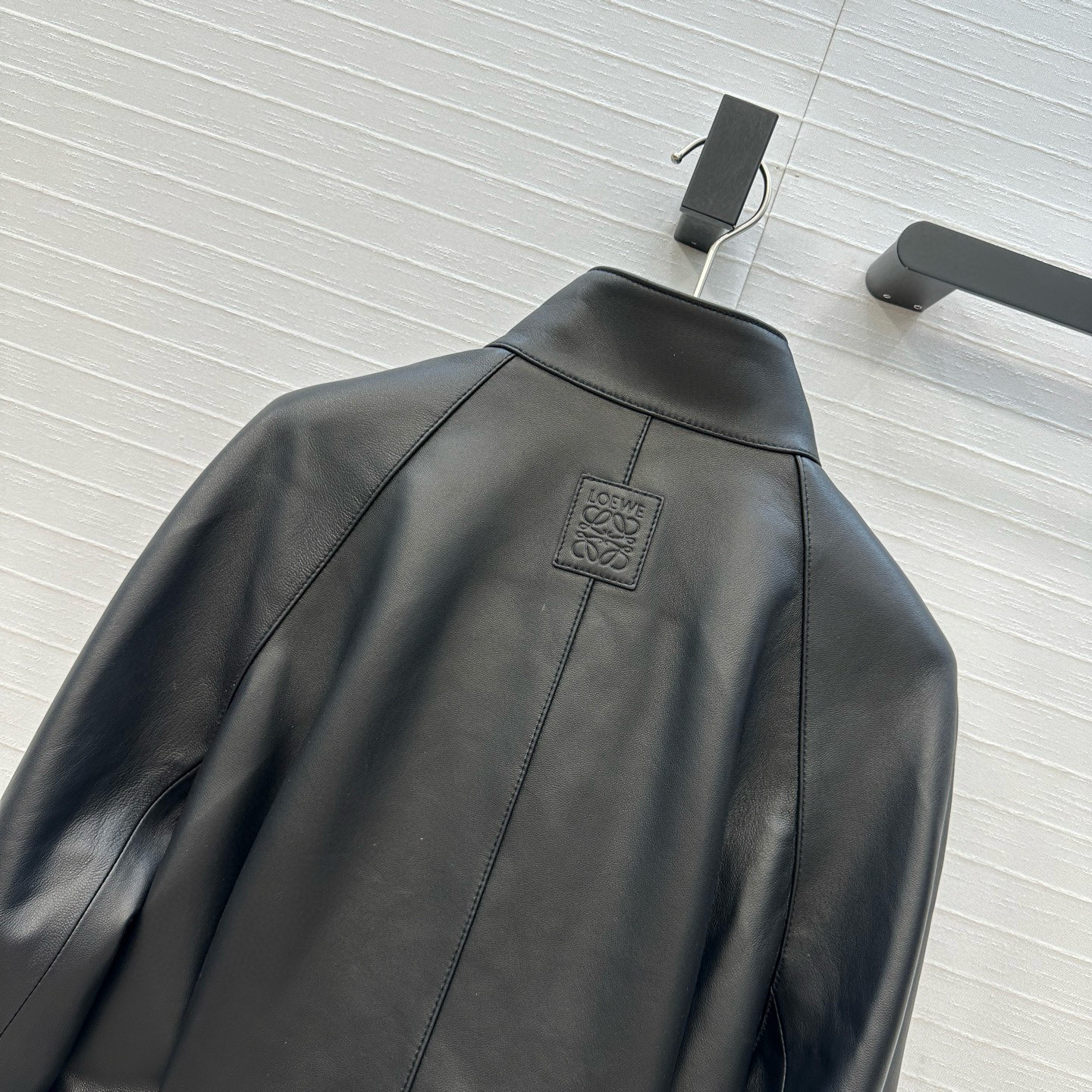 独家首发🍓高端品质，Lw复古摩登时髦立领夹克皮衣！调节扣束腰短款立体剪裁插肩袖设计看似简单版型超重工！顶