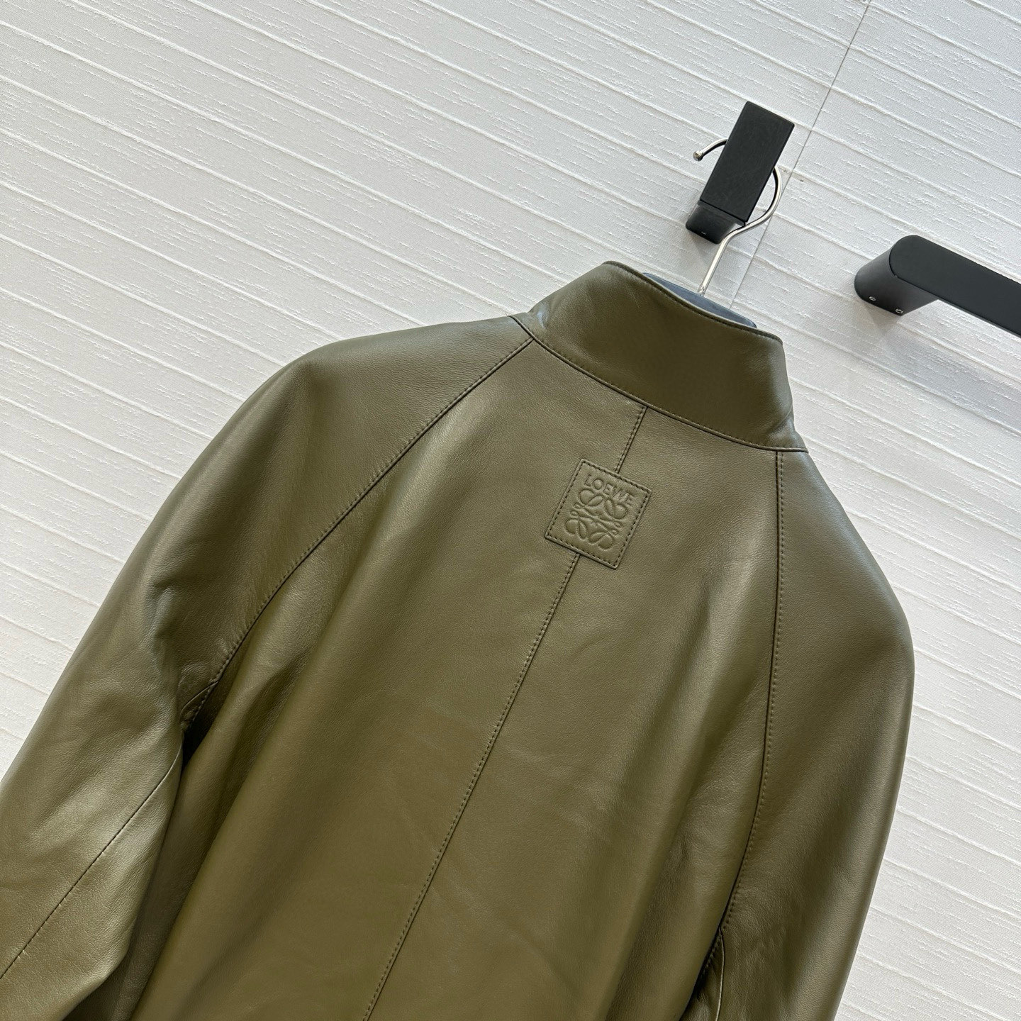 独家首发🍓高端品质，Lw复古摩登时髦立领夹克皮衣！调节扣束腰短款立体剪裁插肩袖设计看似简单版型超重工！顶