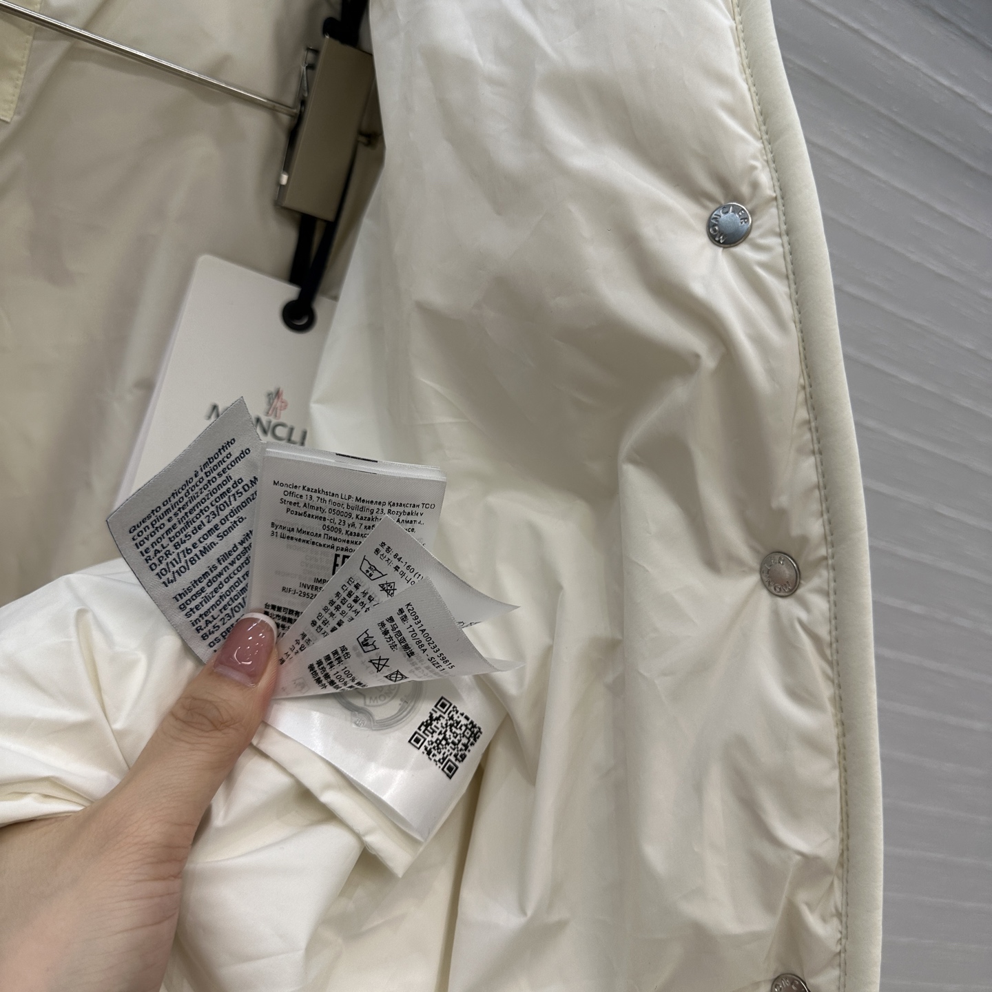 强烈推荐❤️Moncl*25秋冬新品 Senevee格纹设计爱心短款羽绒服，经典利落H型剪裁上身减龄百搭