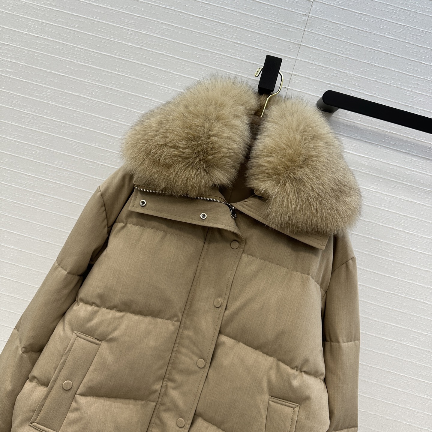 强烈推荐❤️YVES 联名Loro Piana 狐狸毛短款手套🧤羽绒服，90新国标白鹅绒填充，外层天丝羊