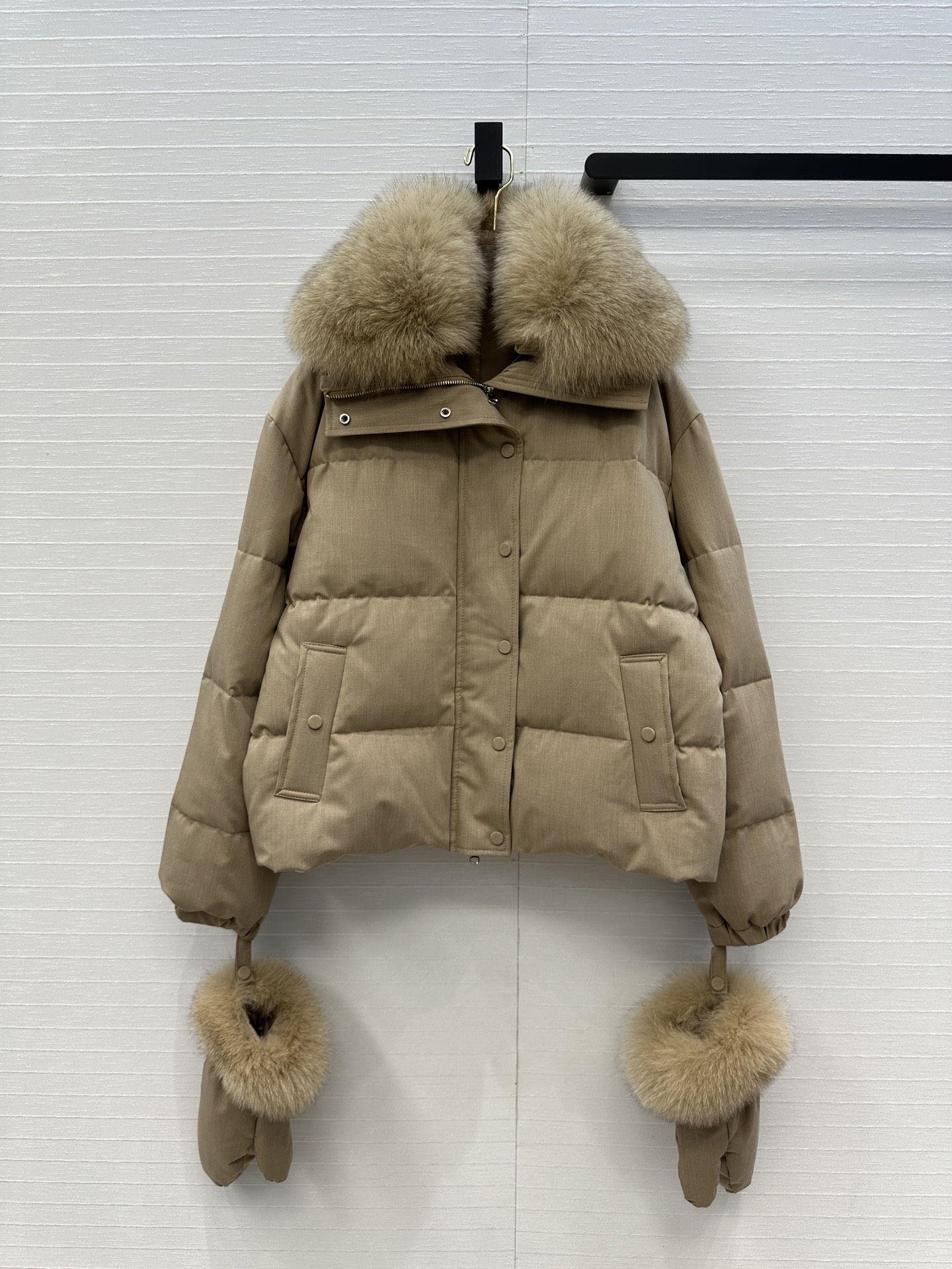 强烈推荐❤️YVES 联名Loro Piana 狐狸毛短款手套🧤羽绒服，90新国标白鹅绒填充，外层天丝羊