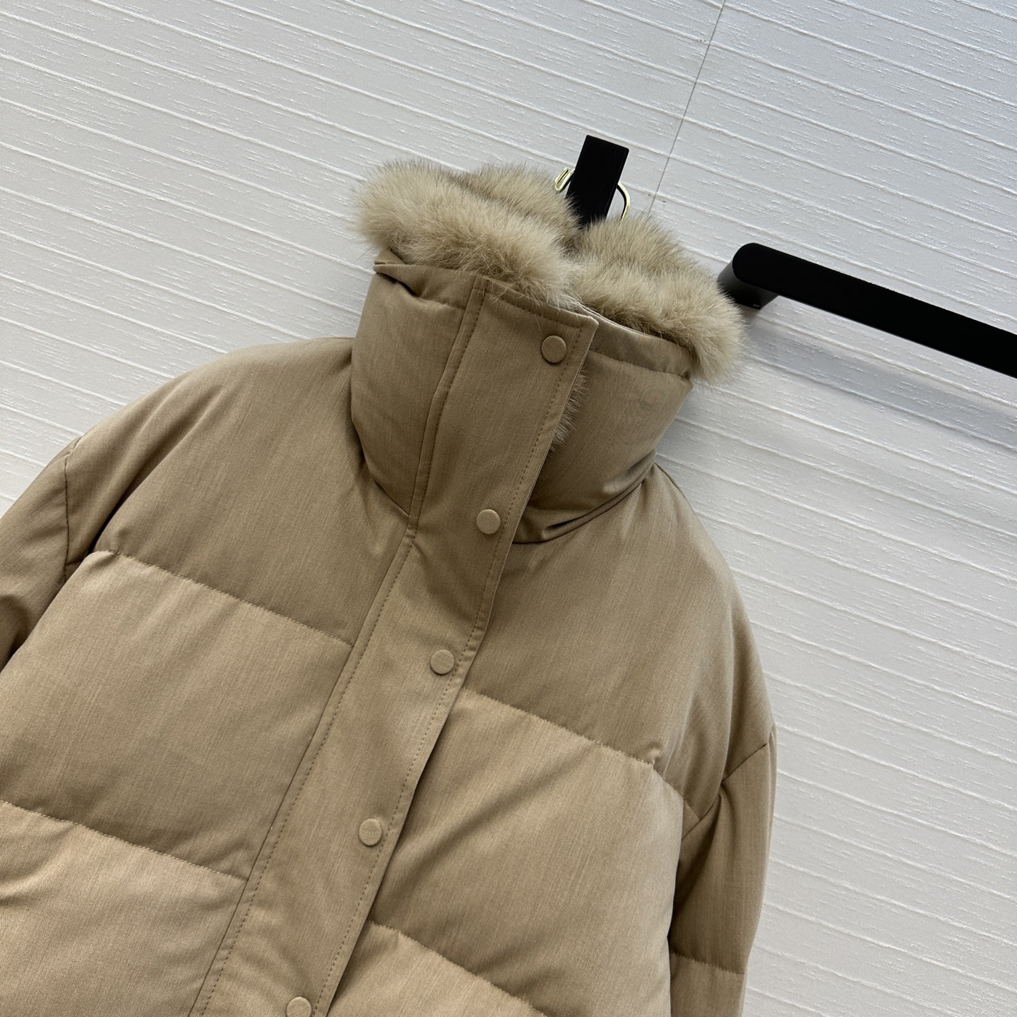 强烈推荐❤️YVES 联名Loro Piana 狐狸毛短款手套🧤羽绒服，90新国标白鹅绒填充，外层天丝羊