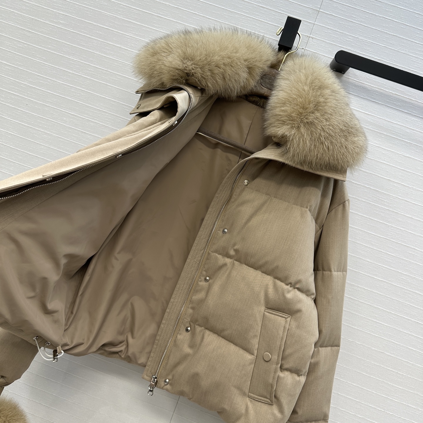 强烈推荐❤️YVES 联名Loro Piana 狐狸毛短款手套🧤羽绒服，90新国标白鹅绒填充，外层天丝羊