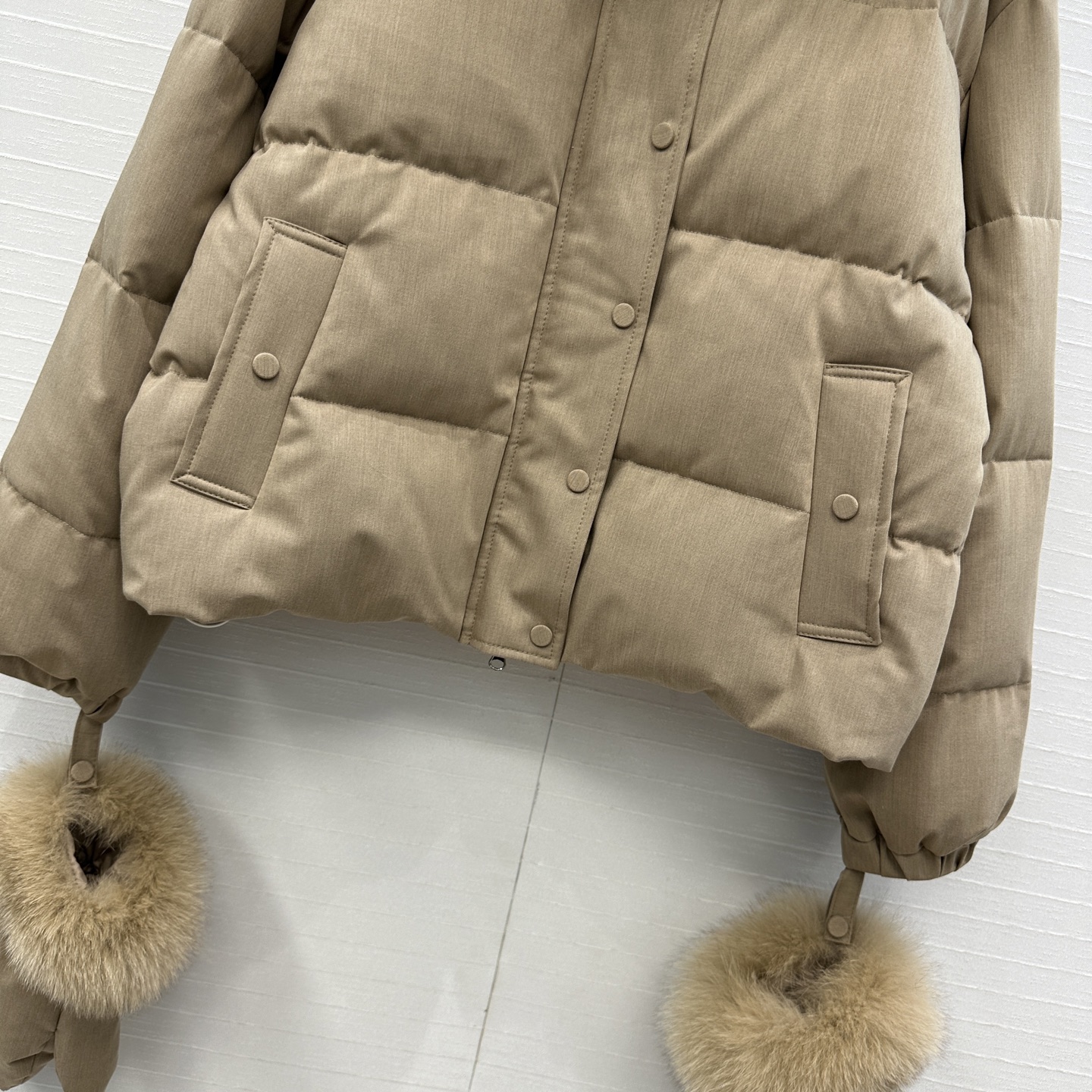 强烈推荐❤️YVES 联名Loro Piana 狐狸毛短款手套🧤羽绒服，90新国标白鹅绒填充，外层天丝羊