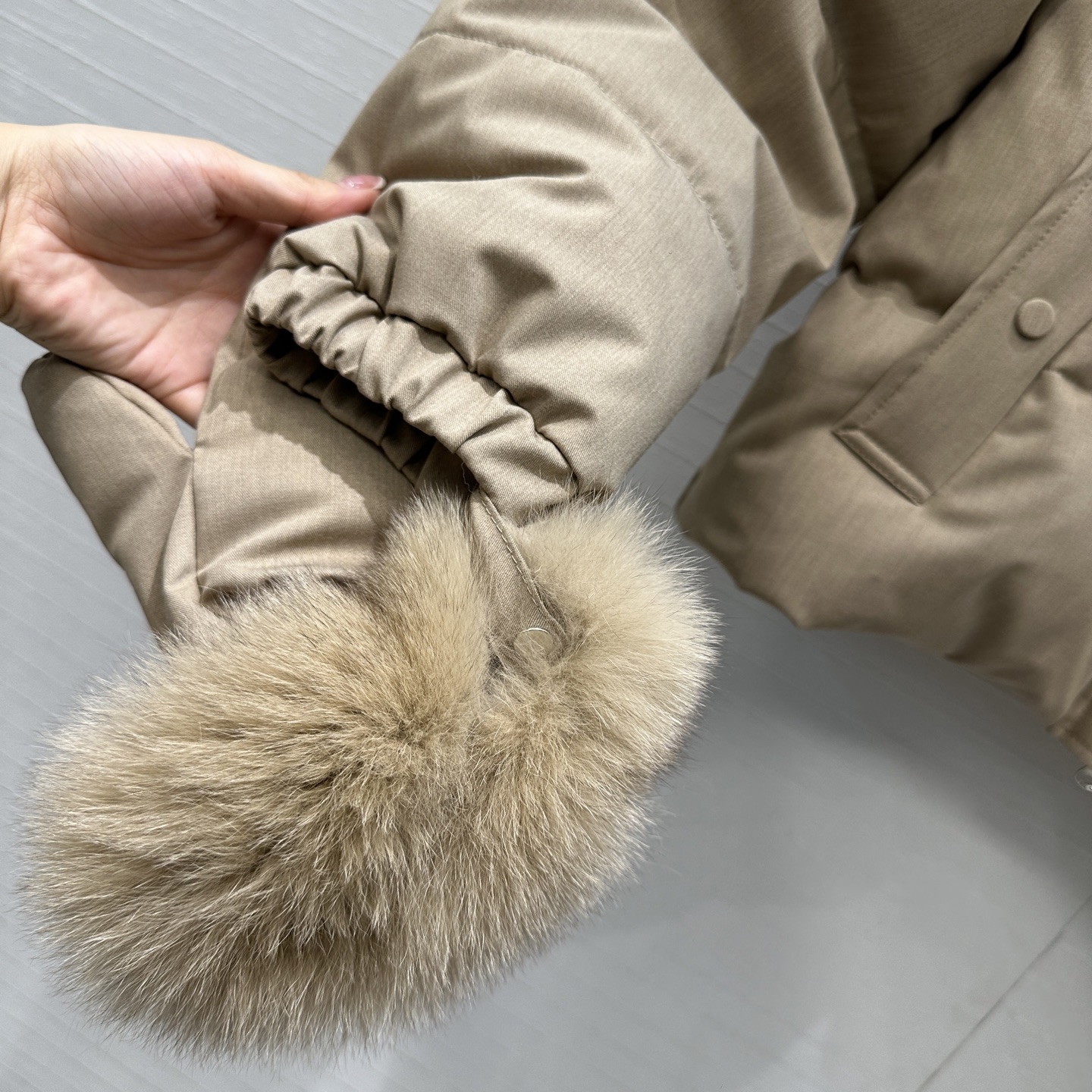 强烈推荐❤️YVES 联名Loro Piana 狐狸毛短款手套🧤羽绒服，90新国标白鹅绒填充，外层天丝羊