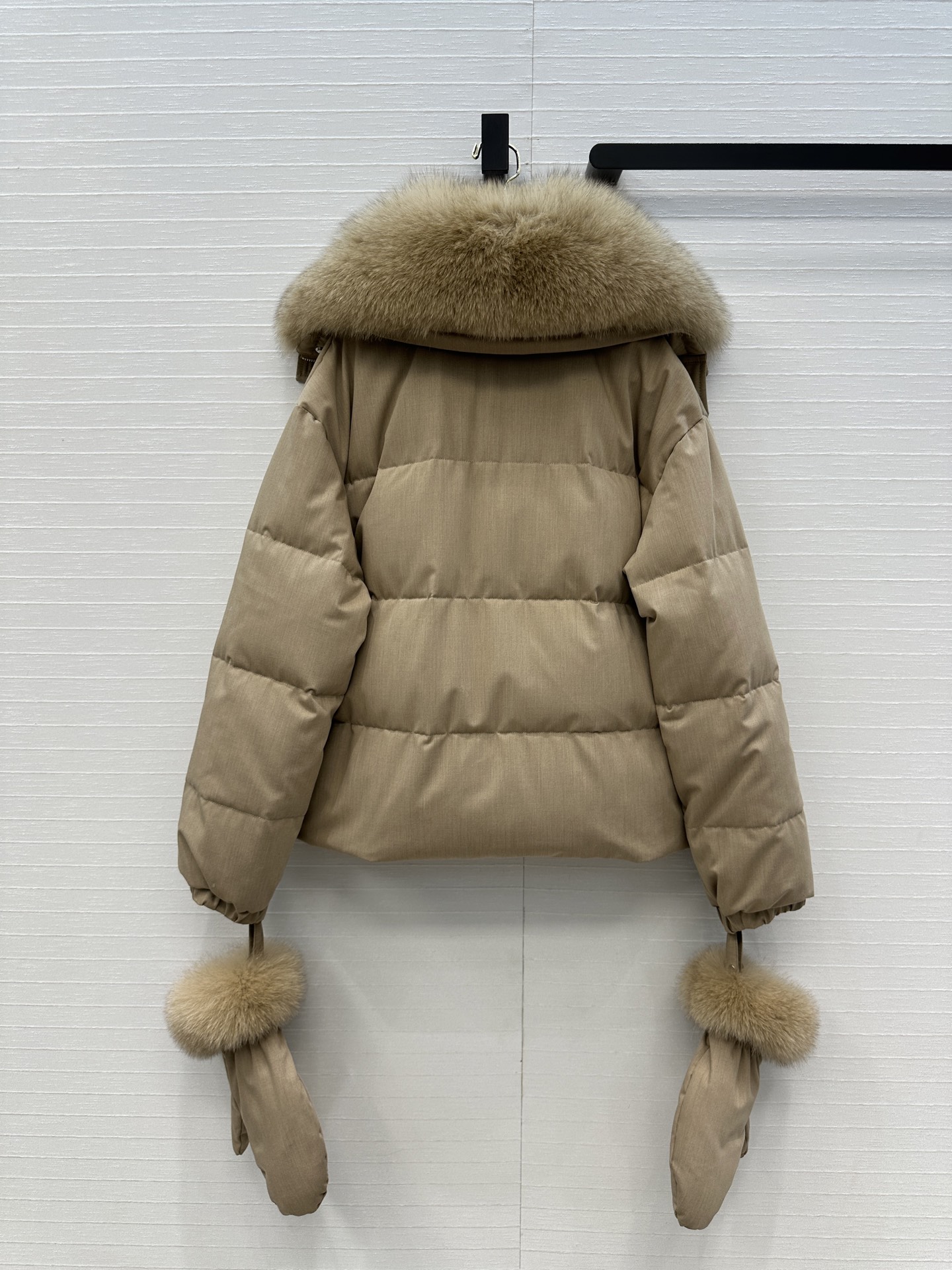 强烈推荐❤️YVES 联名Loro Piana 狐狸毛短款手套🧤羽绒服，90新国标白鹅绒填充，外层天丝羊