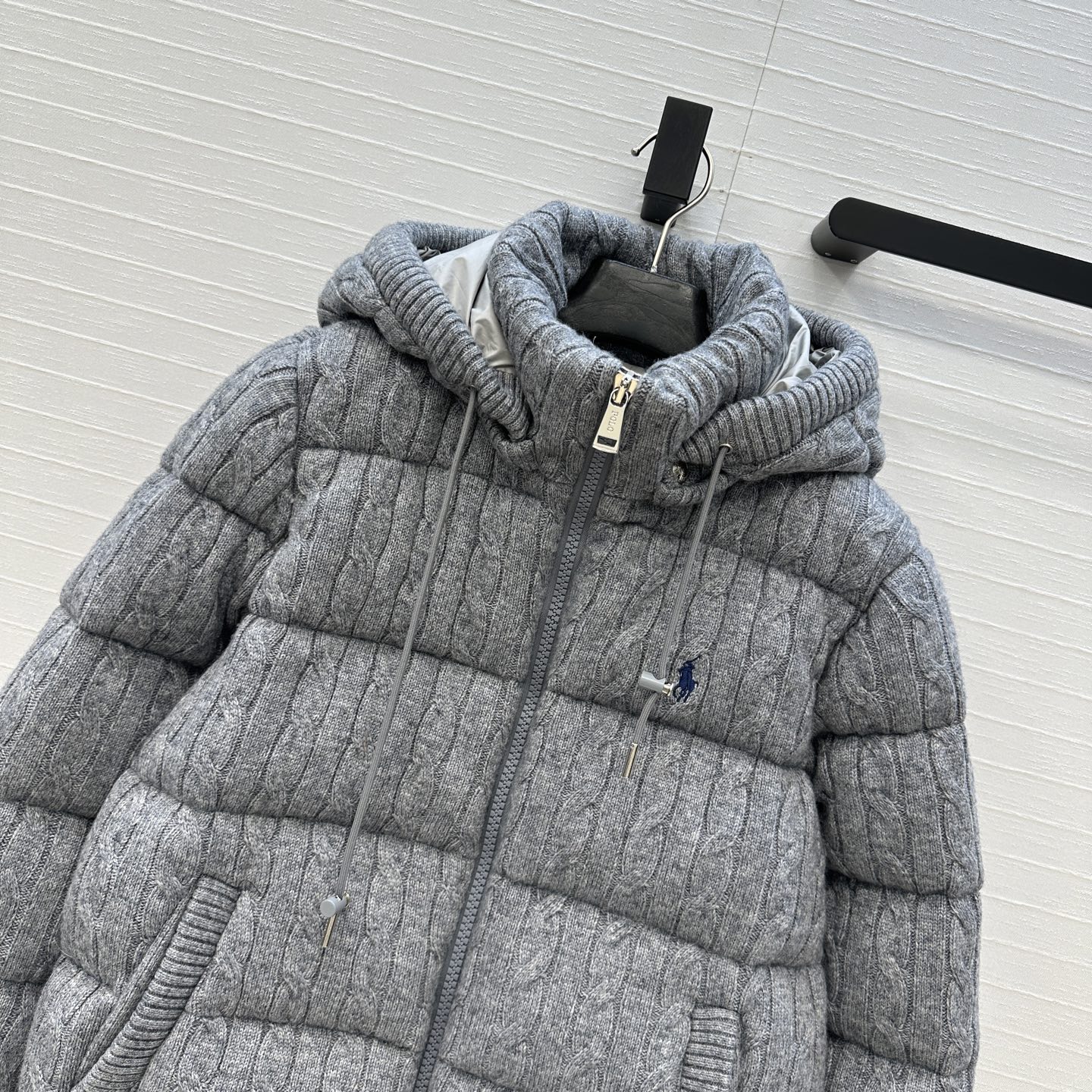 爆单推荐❤️RL拉夫*早秋新品羊毛绞花针织羽绒服外套，代购爆款！标志性徽标刺绣图案，经典立领拉链H版型百