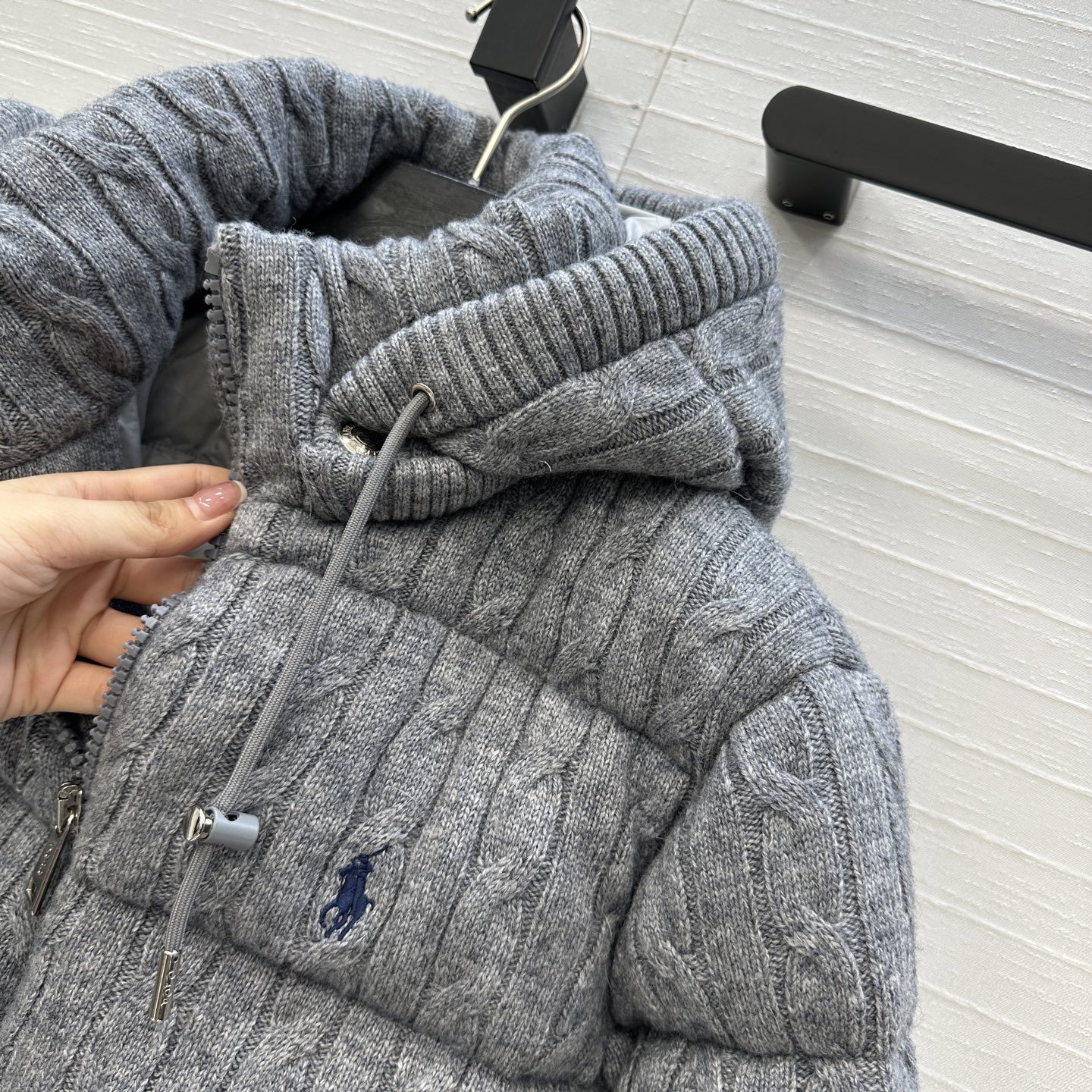 爆单推荐❤️RL拉夫*早秋新品羊毛绞花针织羽绒服外套，代购爆款！标志性徽标刺绣图案，经典立领拉链H版型百