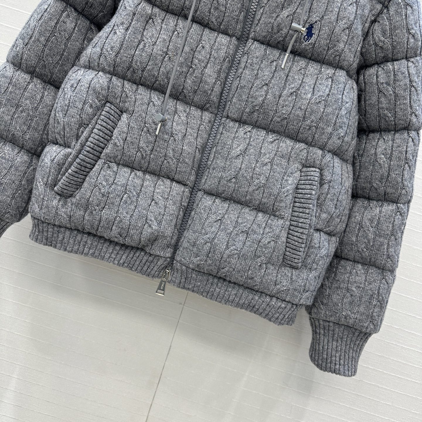 爆单推荐❤️RL拉夫*早秋新品羊毛绞花针织羽绒服外套，代购爆款！标志性徽标刺绣图案，经典立领拉链H版型百