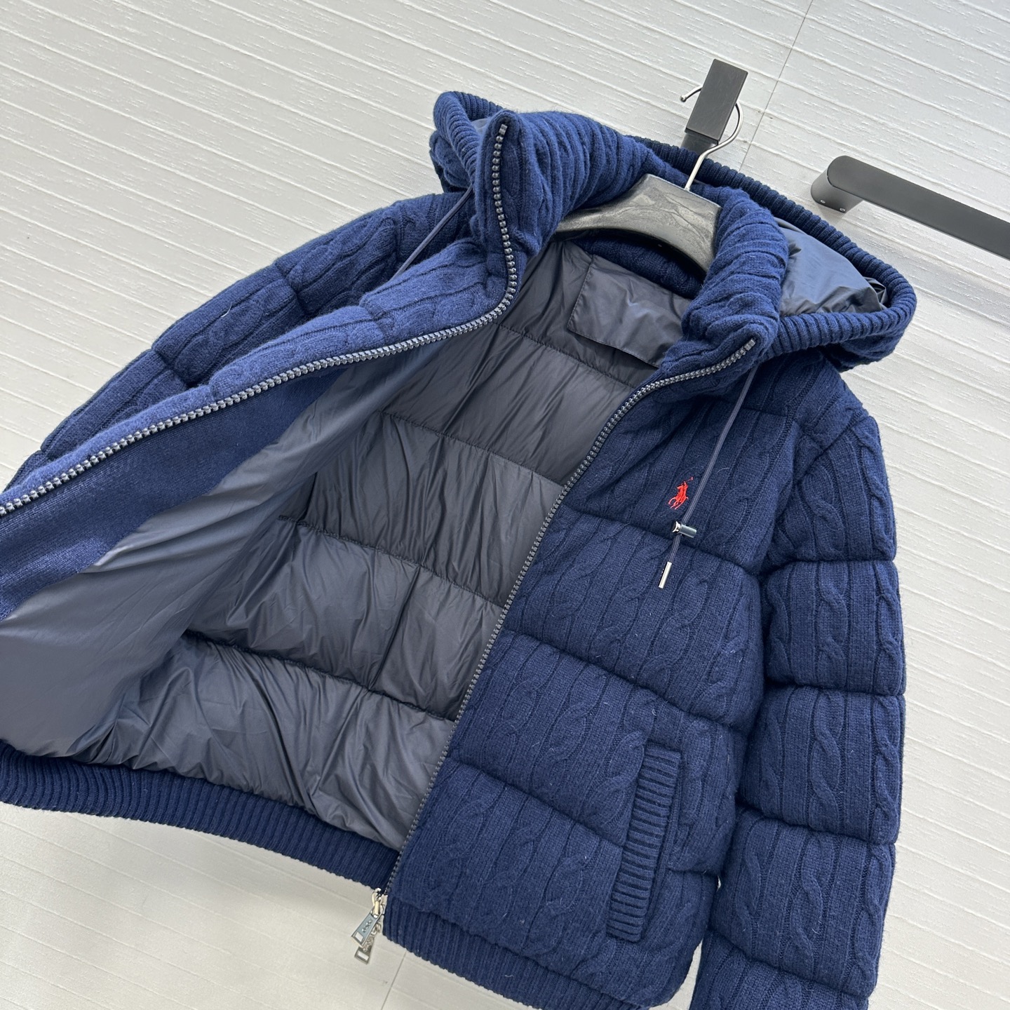 爆单推荐❤️RL拉夫*早秋新品羊毛绞花针织羽绒服外套，代购爆款！标志性徽标刺绣图案，经典立领拉链H版型百