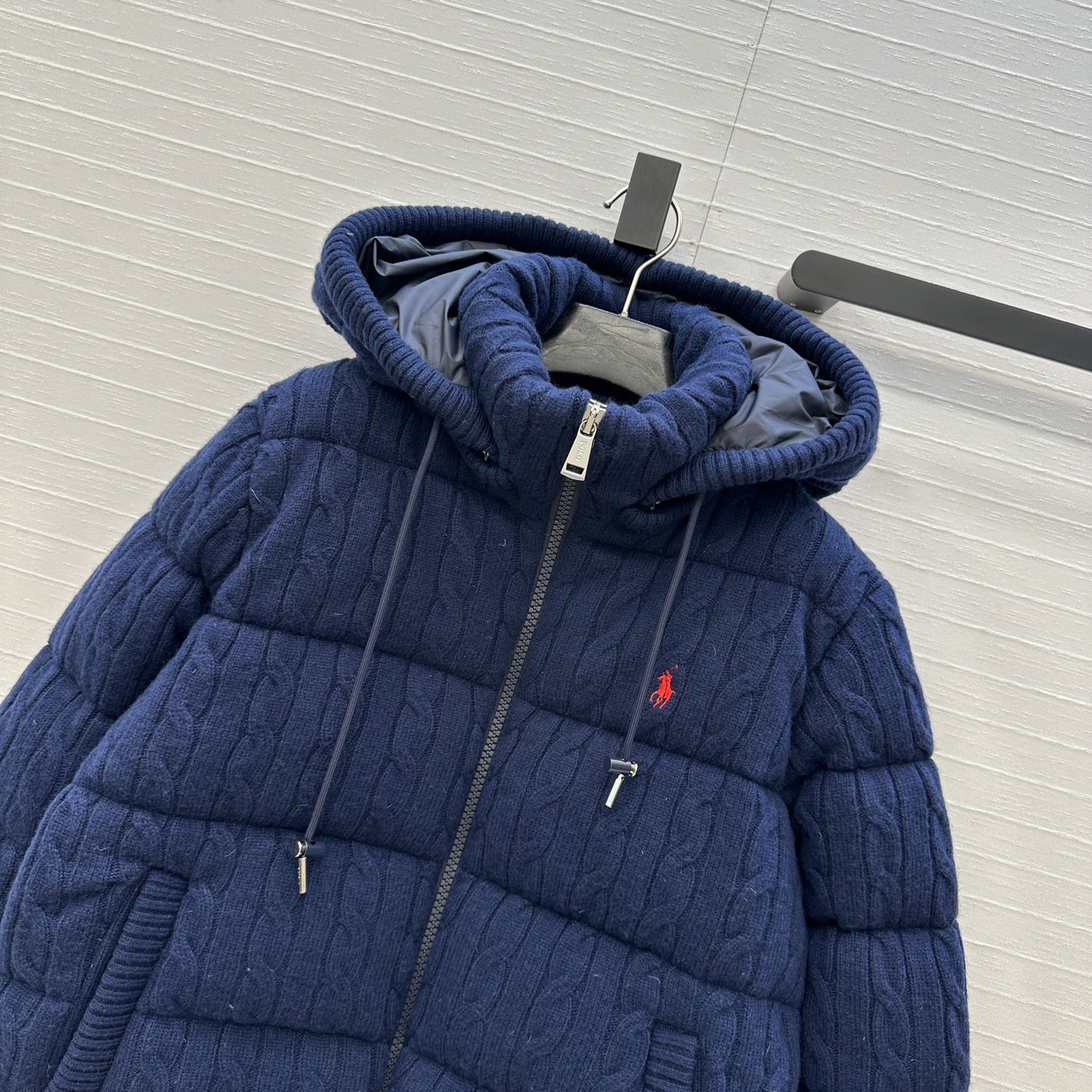 爆单推荐❤️RL拉夫*早秋新品羊毛绞花针织羽绒服外套，代购爆款！标志性徽标刺绣图案，经典立领拉链H版型百