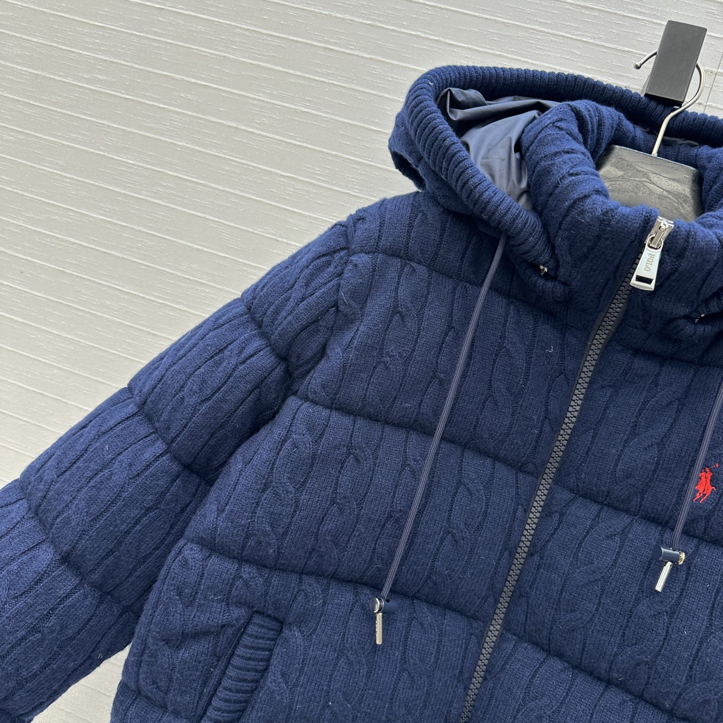 爆单推荐❤️RL拉夫*早秋新品羊毛绞花针织羽绒服外套，代购爆款！标志性徽标刺绣图案，经典立领拉链H版型百