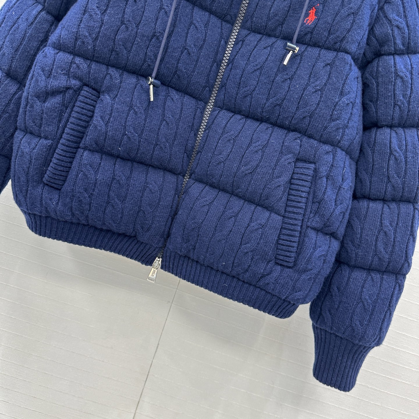 爆单推荐❤️RL拉夫*早秋新品羊毛绞花针织羽绒服外套，代购爆款！标志性徽标刺绣图案，经典立领拉链H版型百