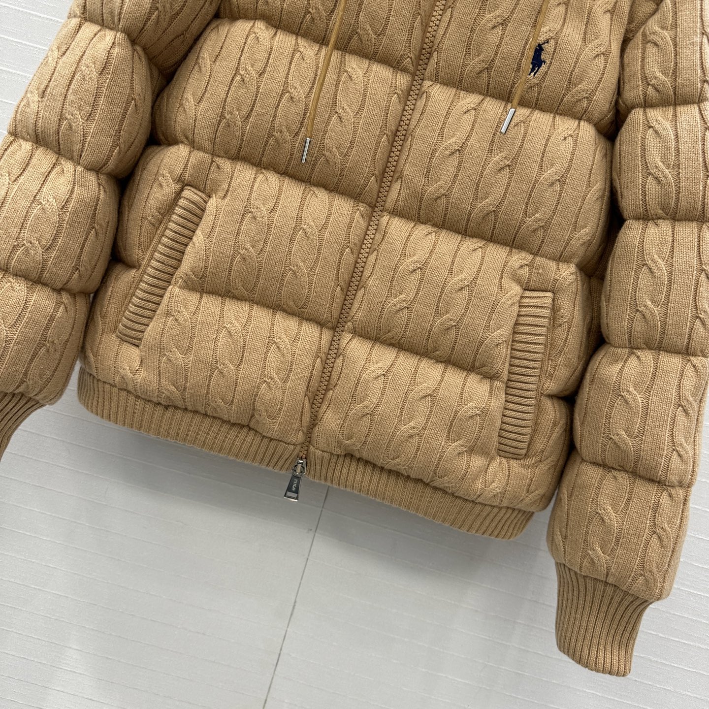 爆单推荐❤️RL拉夫*早秋新品羊毛绞花针织羽绒服外套，代购爆款！标志性徽标刺绣图案，经典立领拉链H版型百