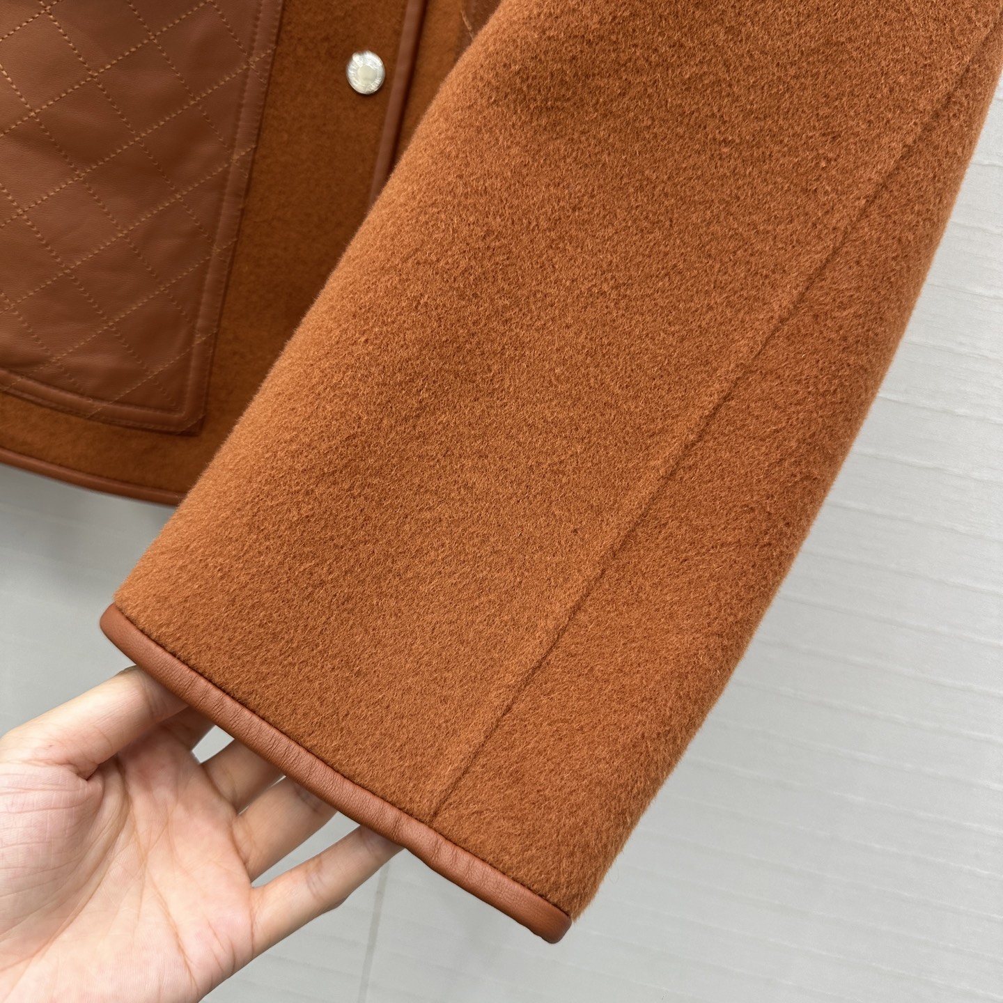 独家首发❤️H 马家新品手工羊毛廓形夹克外套！100%小羊皮菱格纹绗缝翻扣大口袋装饰，小羊皮拼接包边工艺