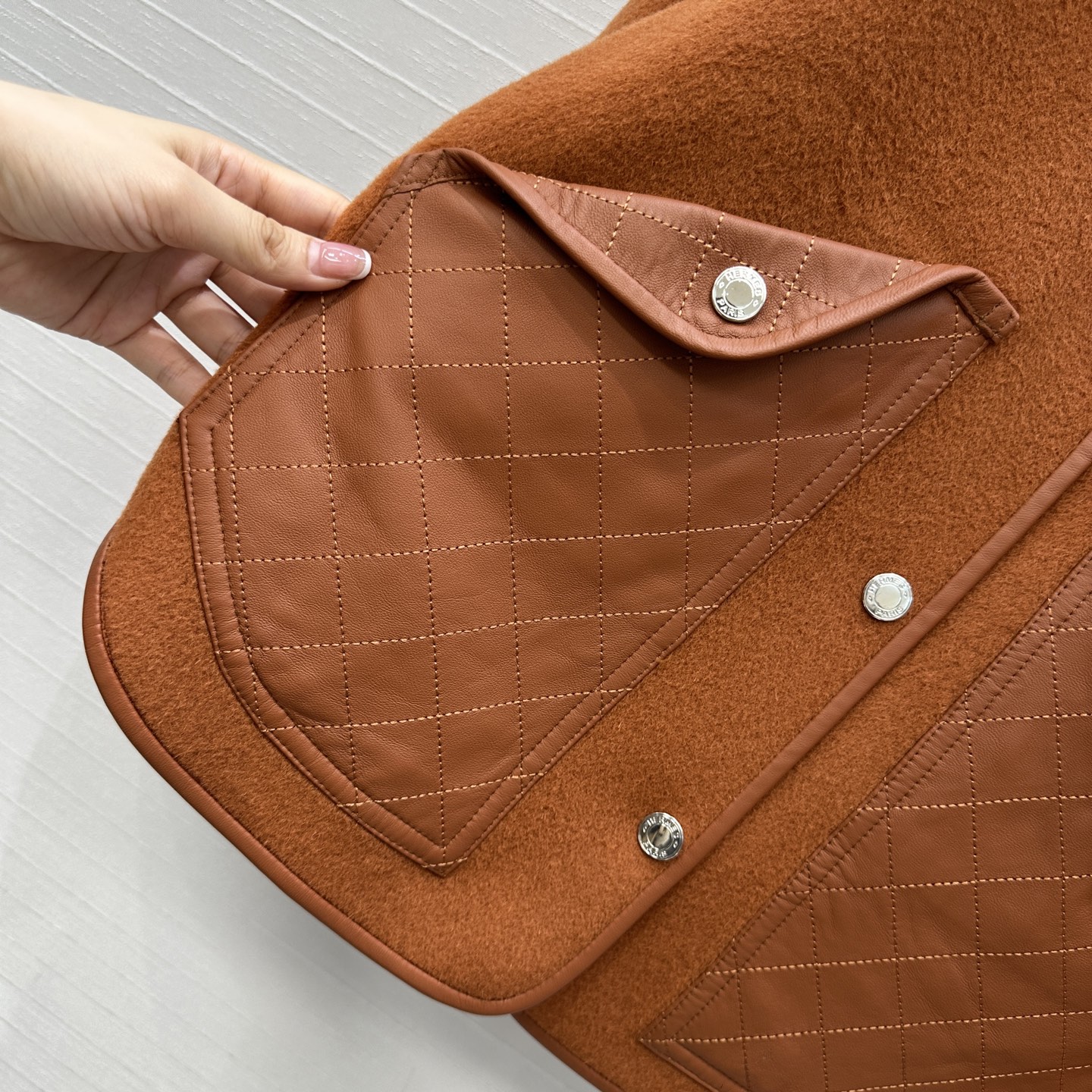 独家首发❤️H 马家新品手工羊毛廓形夹克外套！100%小羊皮菱格纹绗缝翻扣大口袋装饰，小羊皮拼接包边工艺