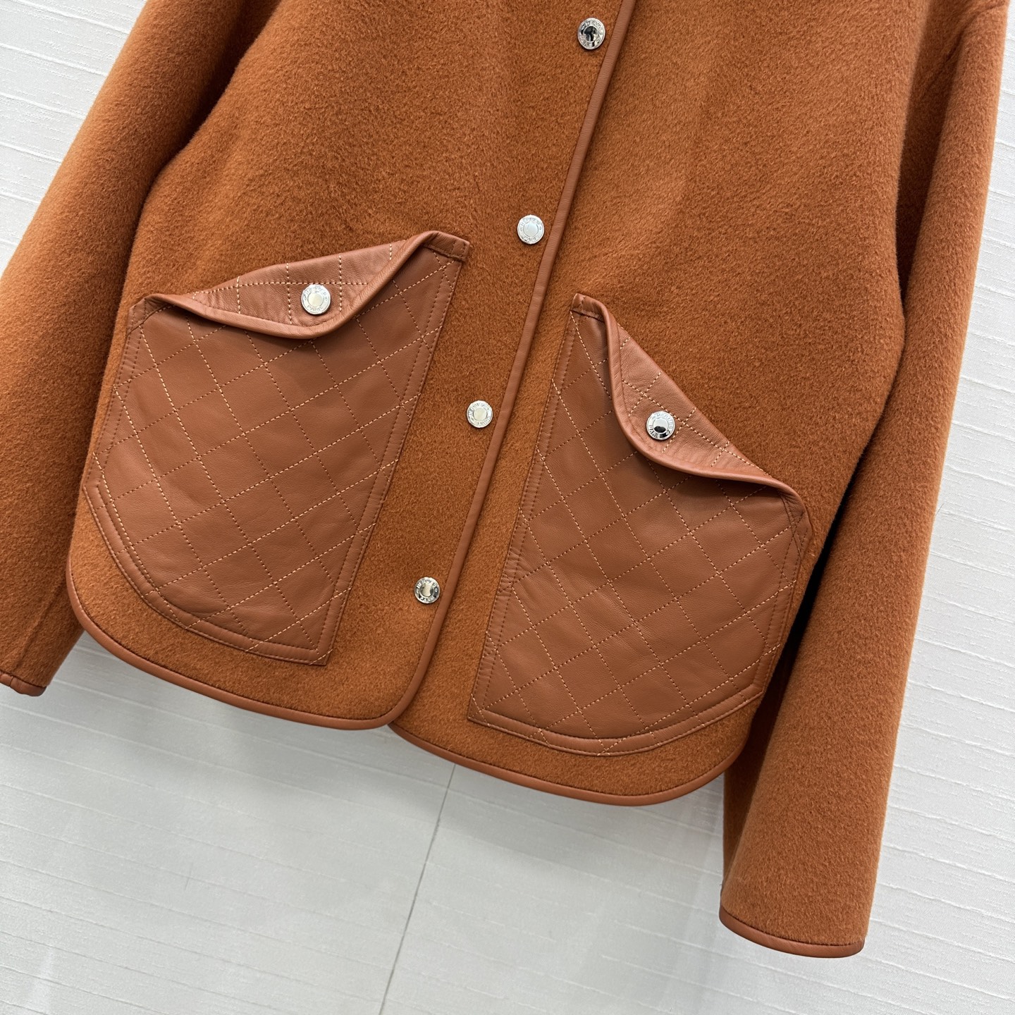 独家首发❤️H 马家新品手工羊毛廓形夹克外套！100%小羊皮菱格纹绗缝翻扣大口袋装饰，小羊皮拼接包边工艺