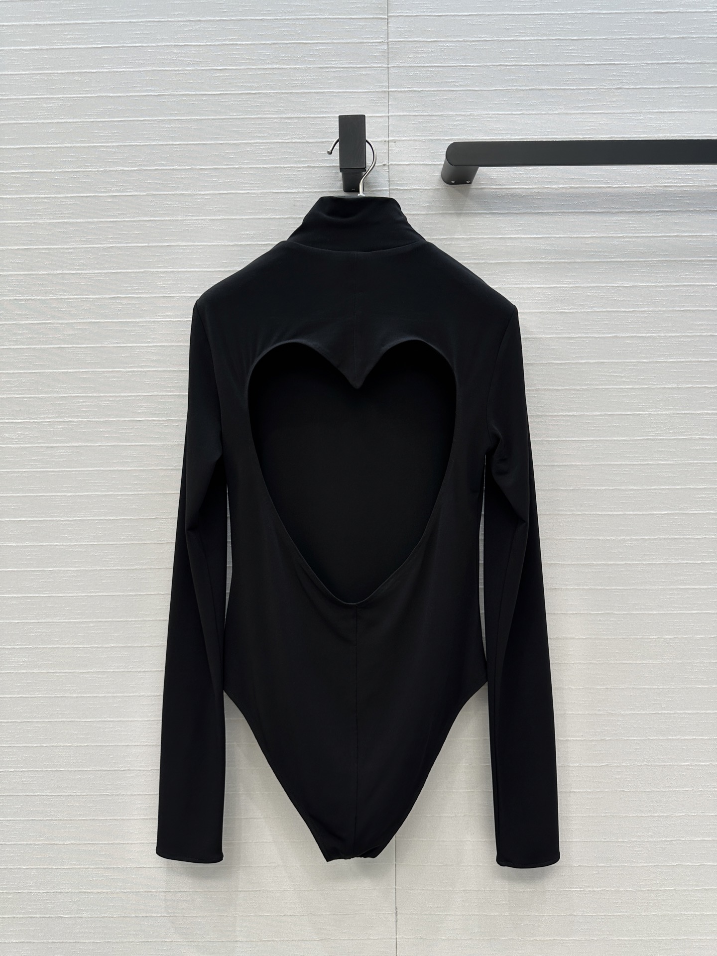 独家首发❤️Alai*25新品爱心露背连体衣，高弹力针织面料贴合身形，背部心形镂空设计超有辨识度，性感又