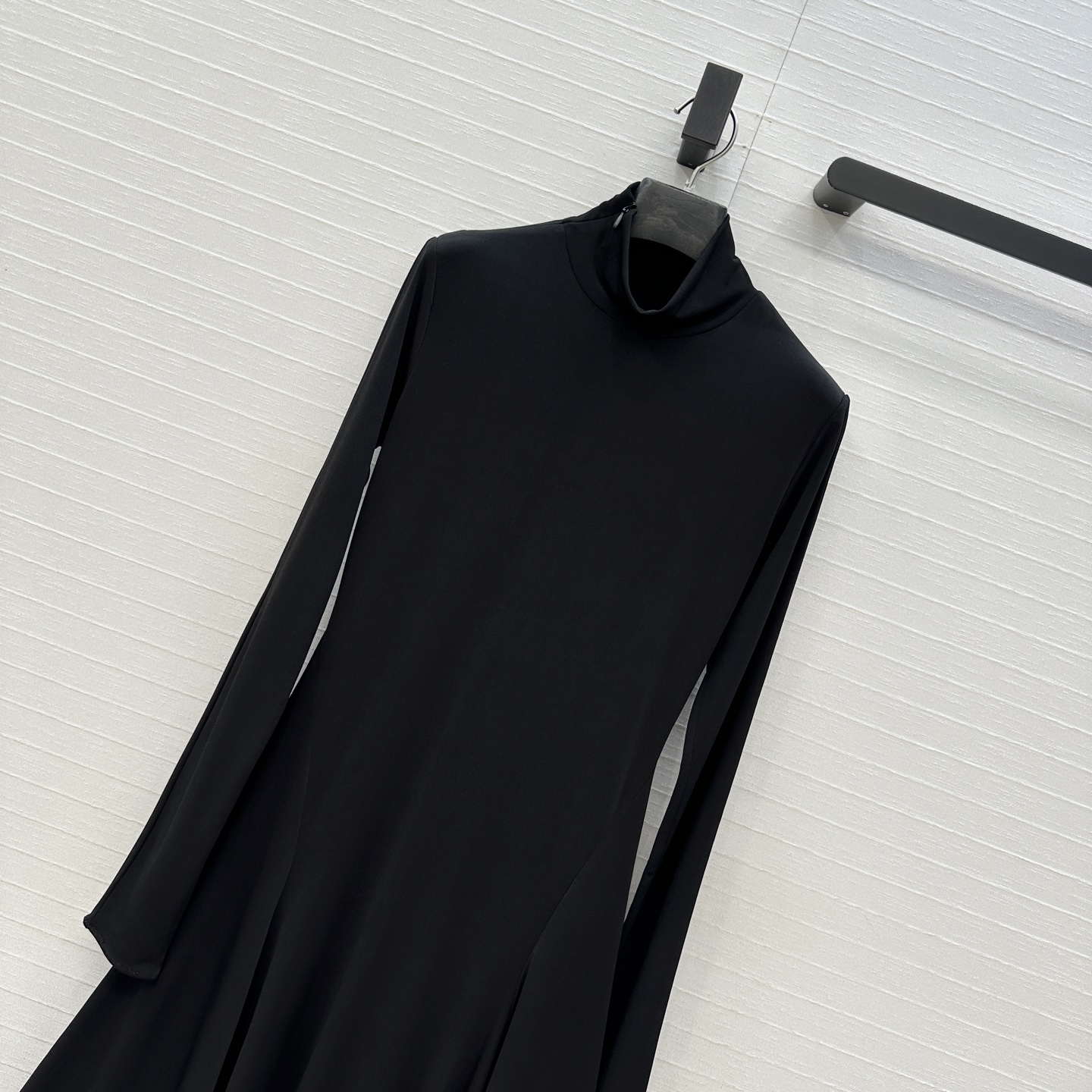 独家首发❤️Alai*25新品爱心露背连衣裙，高弹力针织面料贴合身形，背部心形镂空设计超有辨识度，修身喇