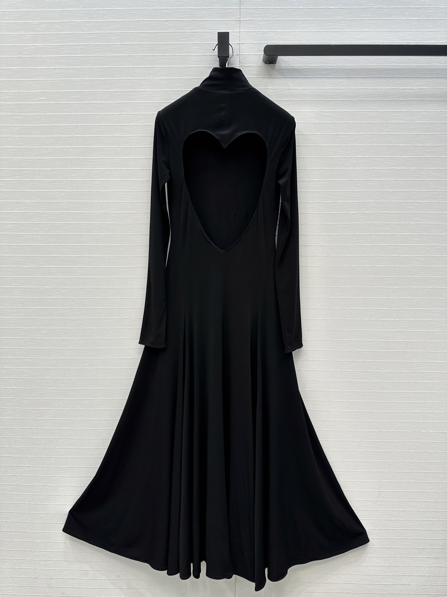 独家首发❤️Alai*25新品爱心露背连衣裙，高弹力针织面料贴合身形，背部心形镂空设计超有辨识度，修身喇