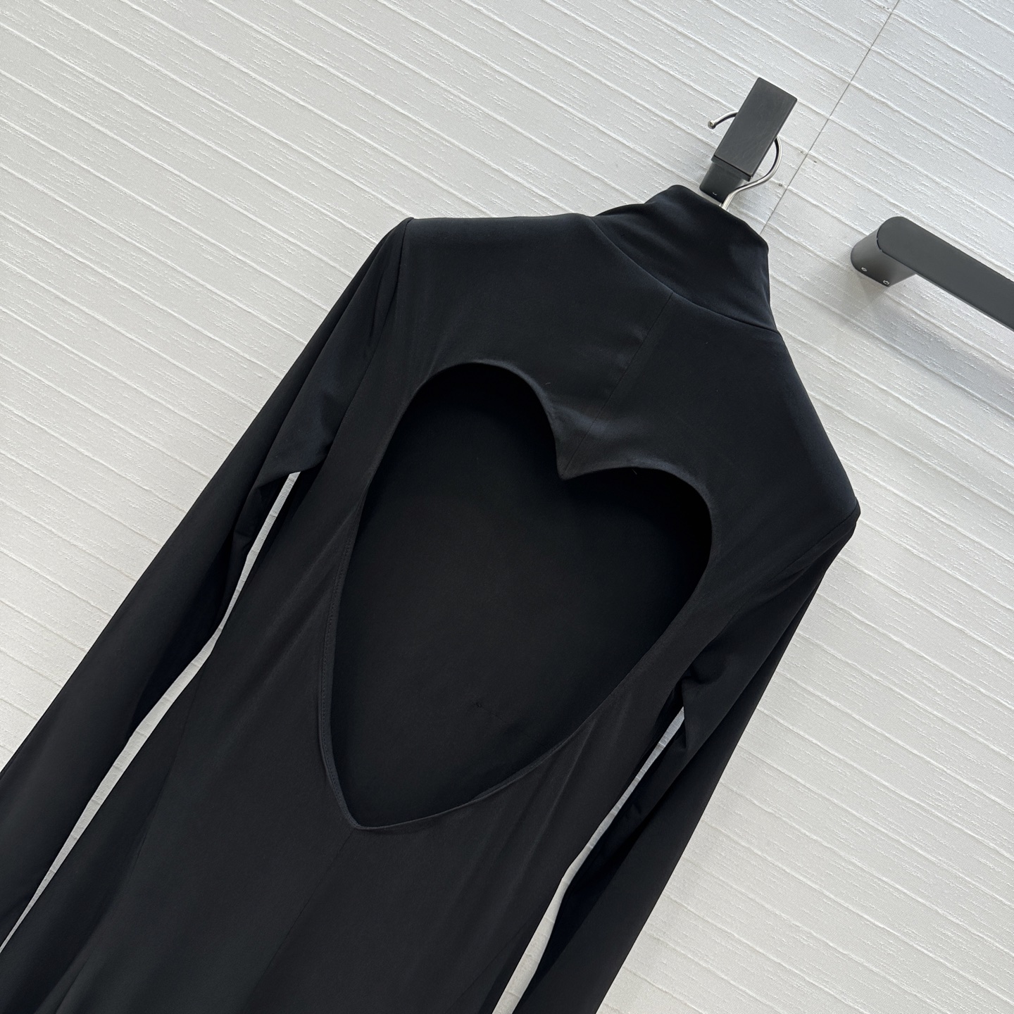 独家首发❤️Alai*25新品爱心露背连衣裙，高弹力针织面料贴合身形，背部心形镂空设计超有辨识度，修身喇