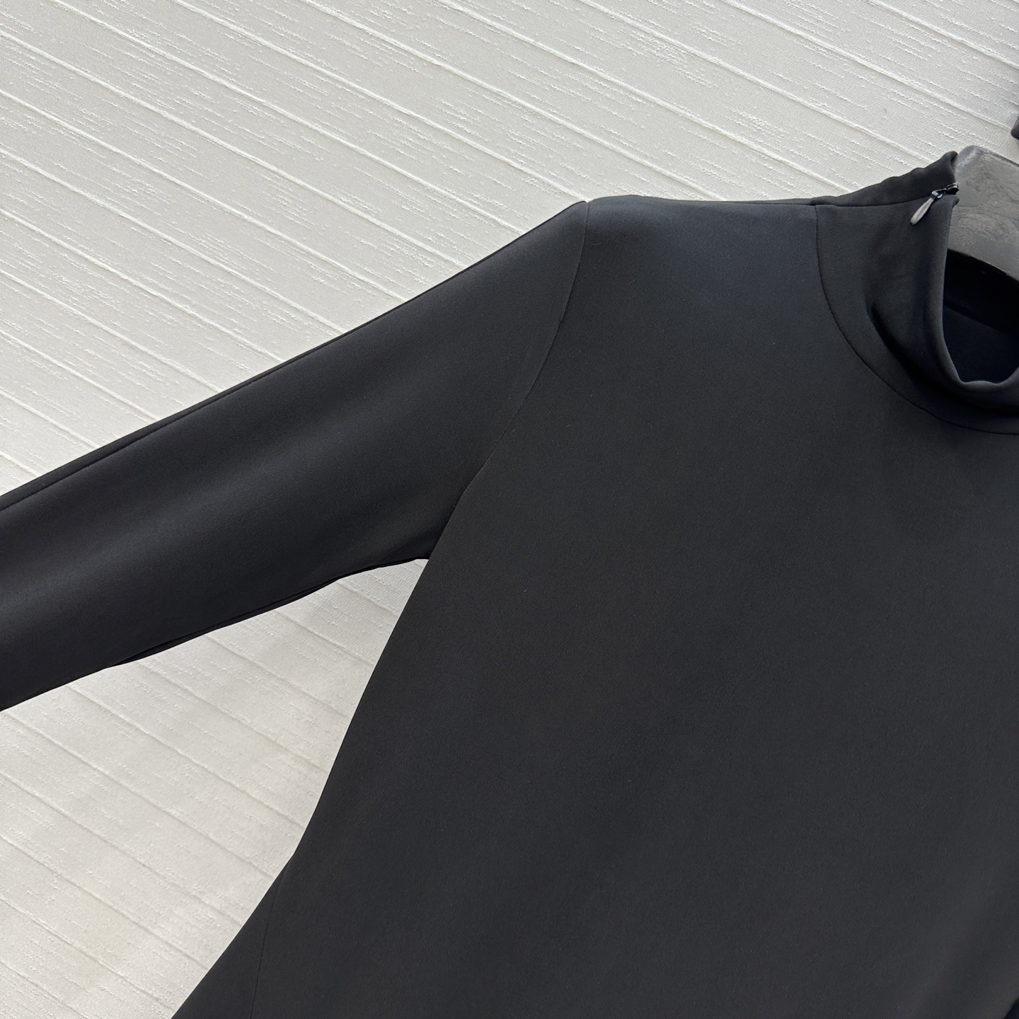 独家首发❤️Alai*25新品爱心露背连衣裙，高弹力针织面料贴合身形，背部心形镂空设计超有辨识度，修身喇