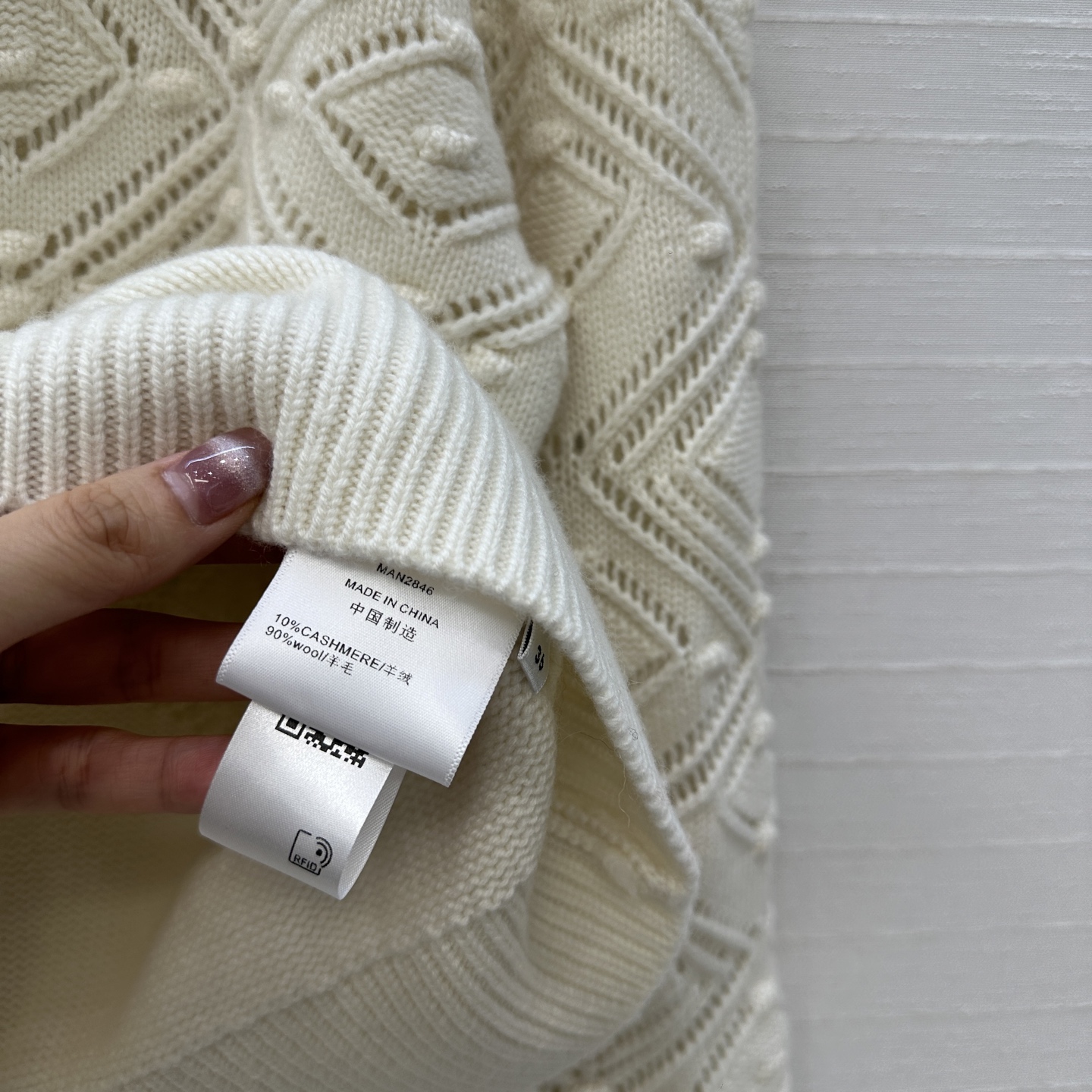 高端品质❤️Lp新品Holiday系列老钱风穿搭气质圆领羊绒毛衣，定位缕空菱格提花浮雕设计。品质控必入！