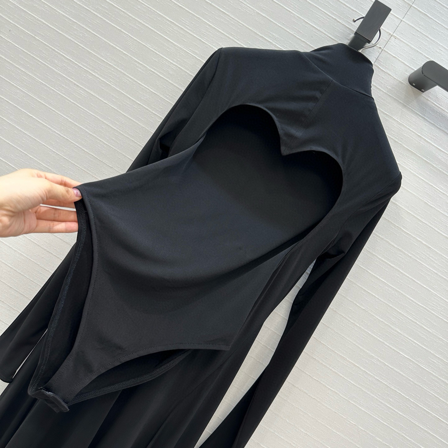 独家首发❤️Alai*25新品爱心露背连衣裙，高弹力针织面料贴合身形，背部心形镂空设计超有辨识度，修身喇