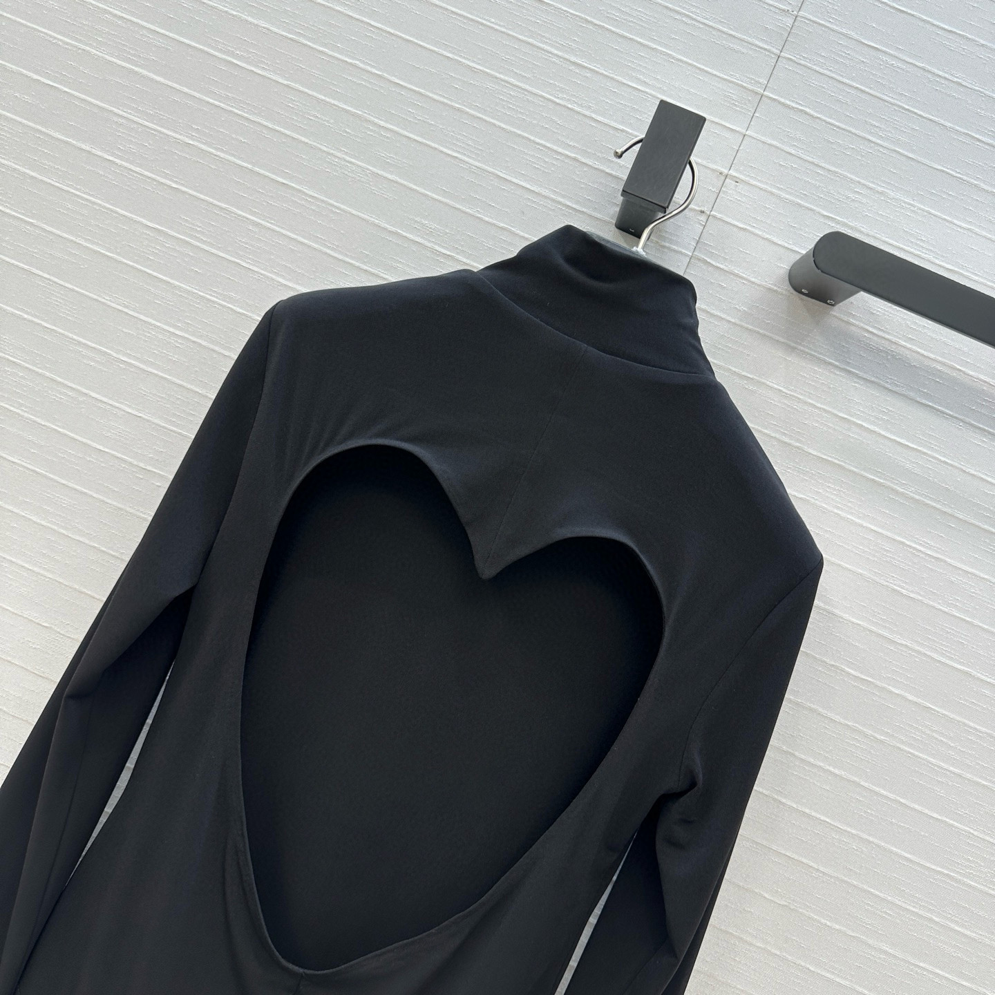 独家首发❤️Alai*25新品爱心露背连体衣，高弹力针织面料贴合身形，背部心形镂空设计超有辨识度，性感又