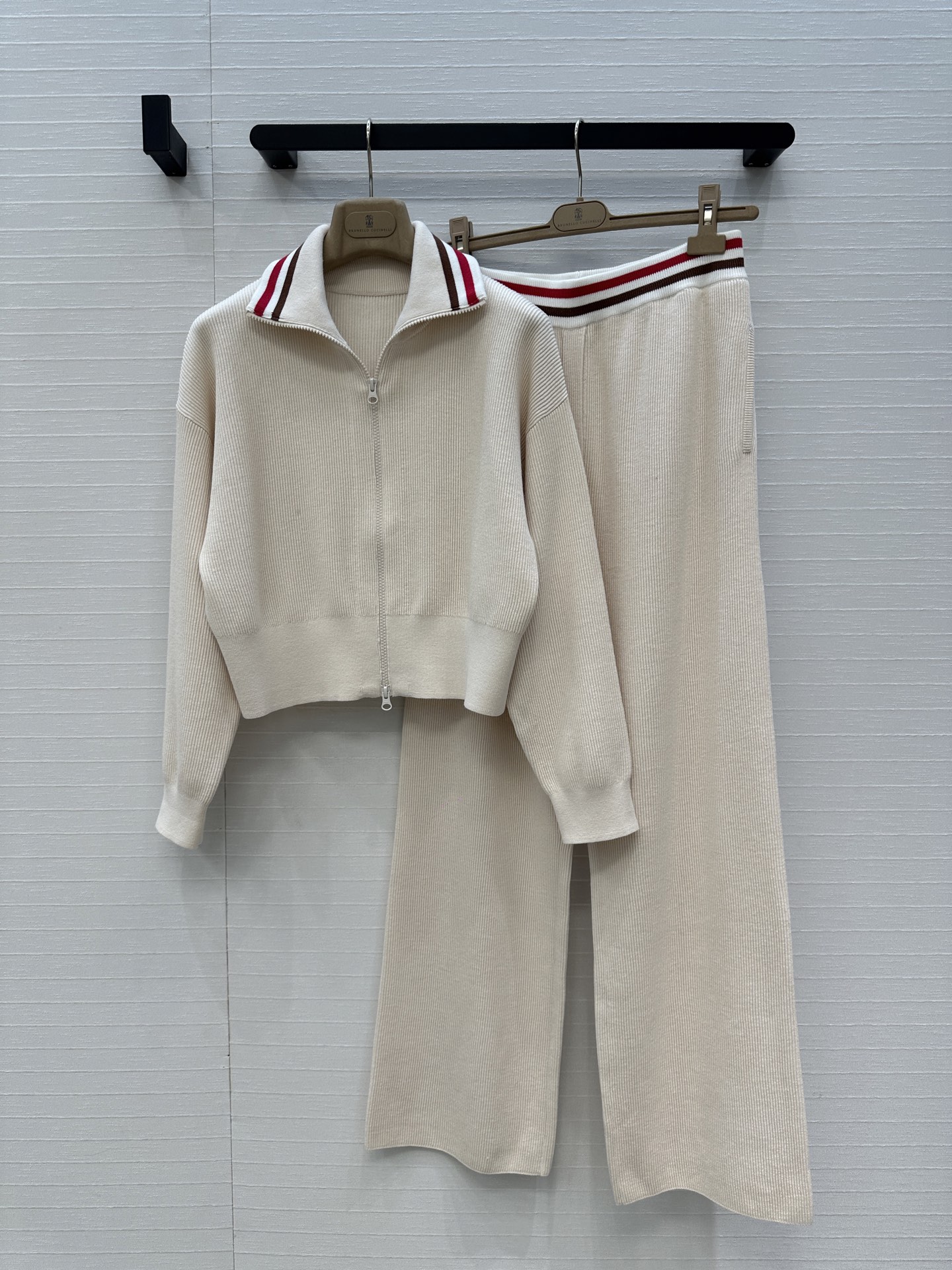 强烈推荐❤️Bc老钱风穿休闲坑条针织套装！拉链翻领短款开衫搭配松紧腰直筒裤！撞色拼接100%棉纱瑞士机翻