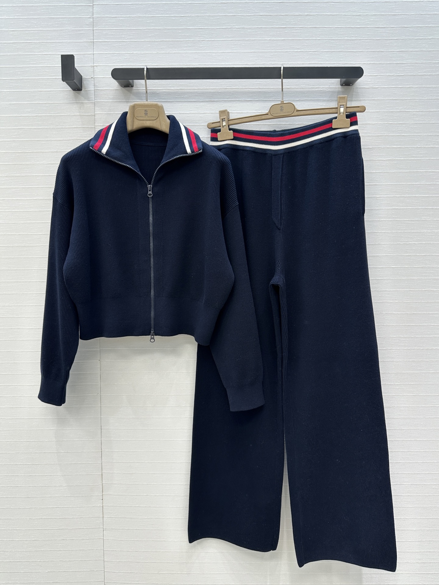 强烈推荐❤️Bc老钱风穿休闲坑条针织套装！拉链翻领短款开衫搭配松紧腰直筒裤！撞色拼接100%棉纱瑞士机翻