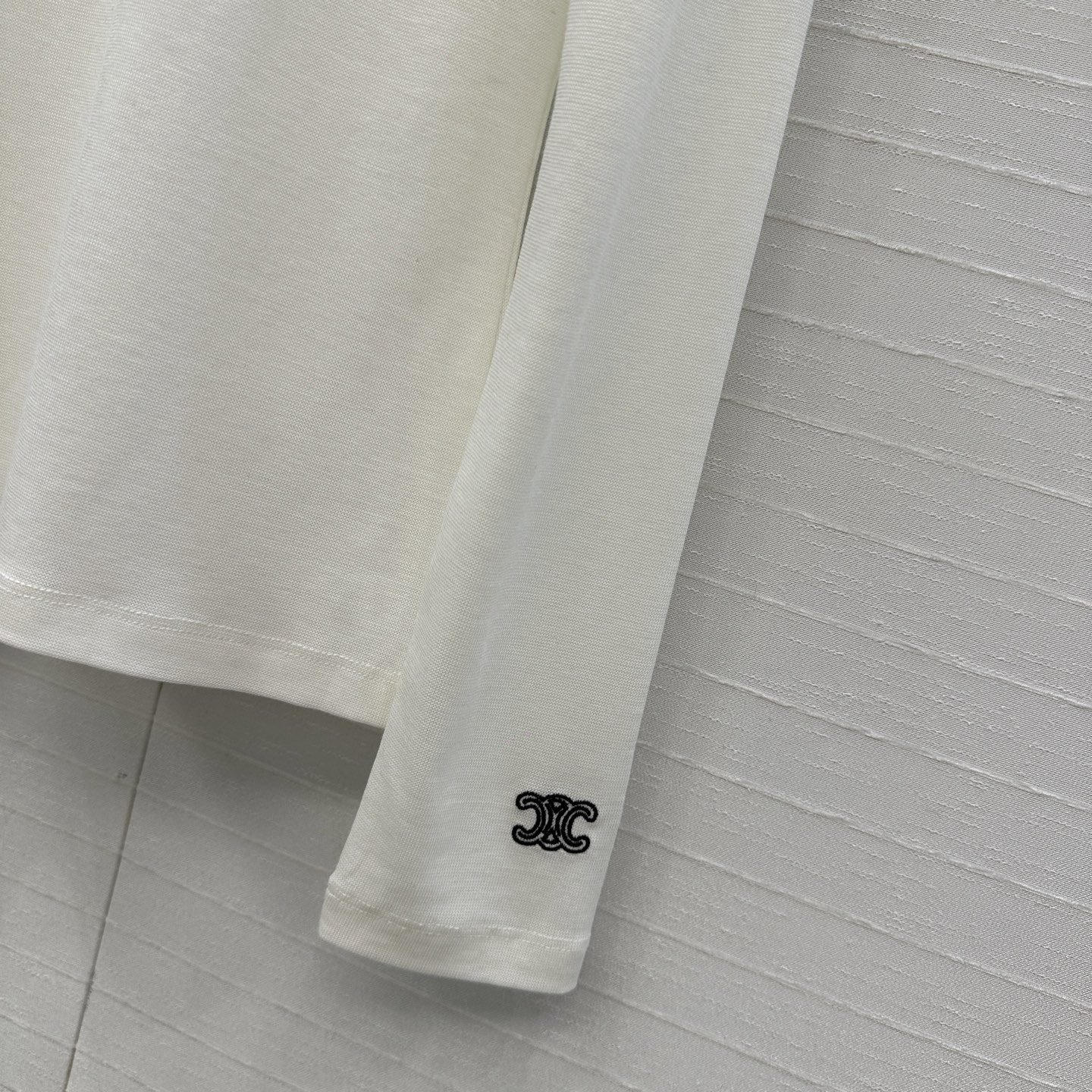 爆单推荐❤️原单品质，CE纸片人穿搭！进口天丝羊毛小高领打底衫！袖口定位凯旋门刺绣小logo。超级显瘦神