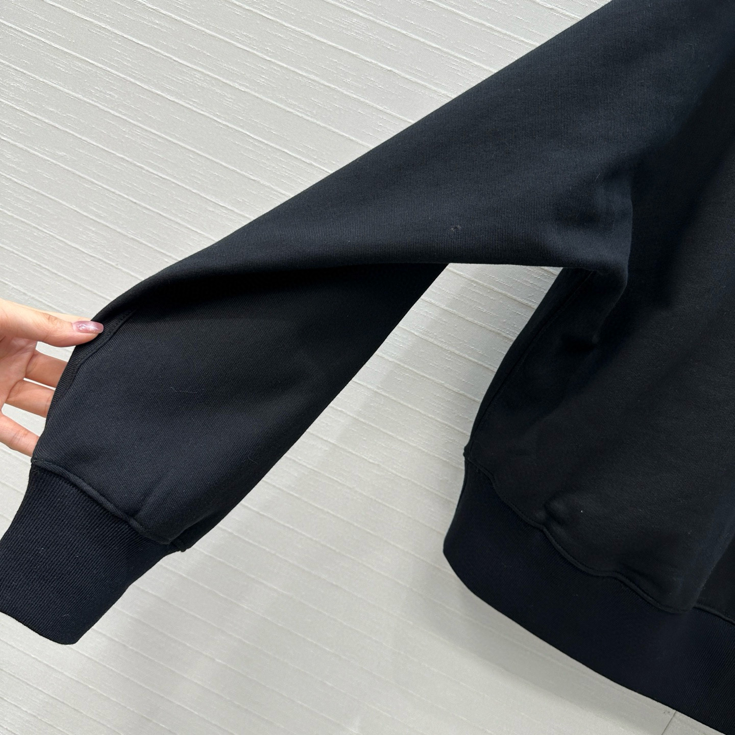 独家首发❤️Ala*必入经典圆领印花logo字母卫衣，简约又有辦识度。宽松小短款版型+罗纹收口设计。日常