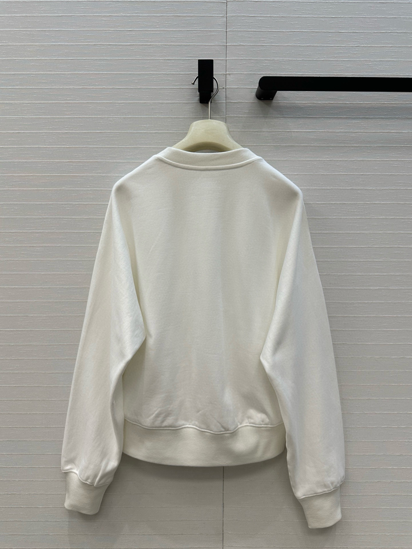 独家首发❤️Ala*必入经典圆领印花logo字母卫衣，简约又有辦识度。宽松小短款版型+罗纹收口设计。日常