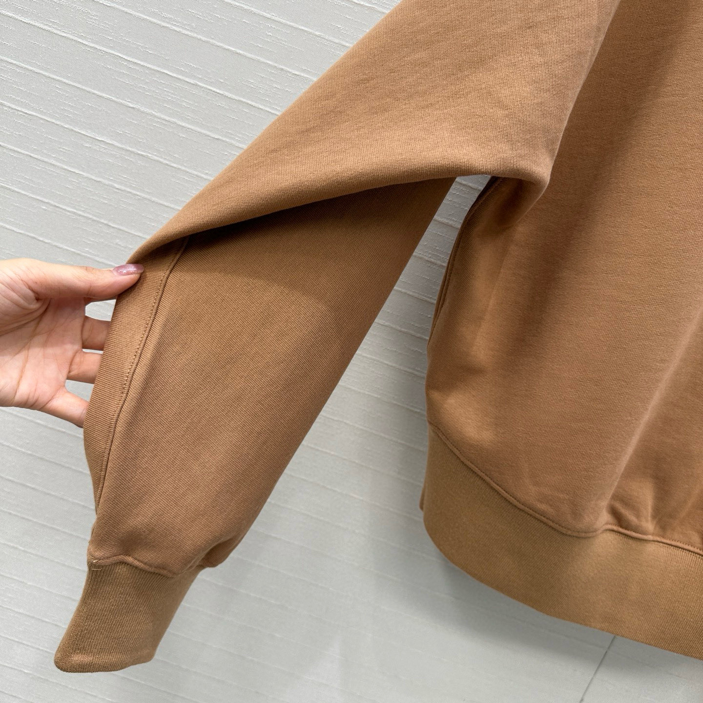 独家首发❤️Ala*必入经典圆领印花logo字母卫衣，简约又有辦识度。宽松小短款版型+罗纹收口设计。日常