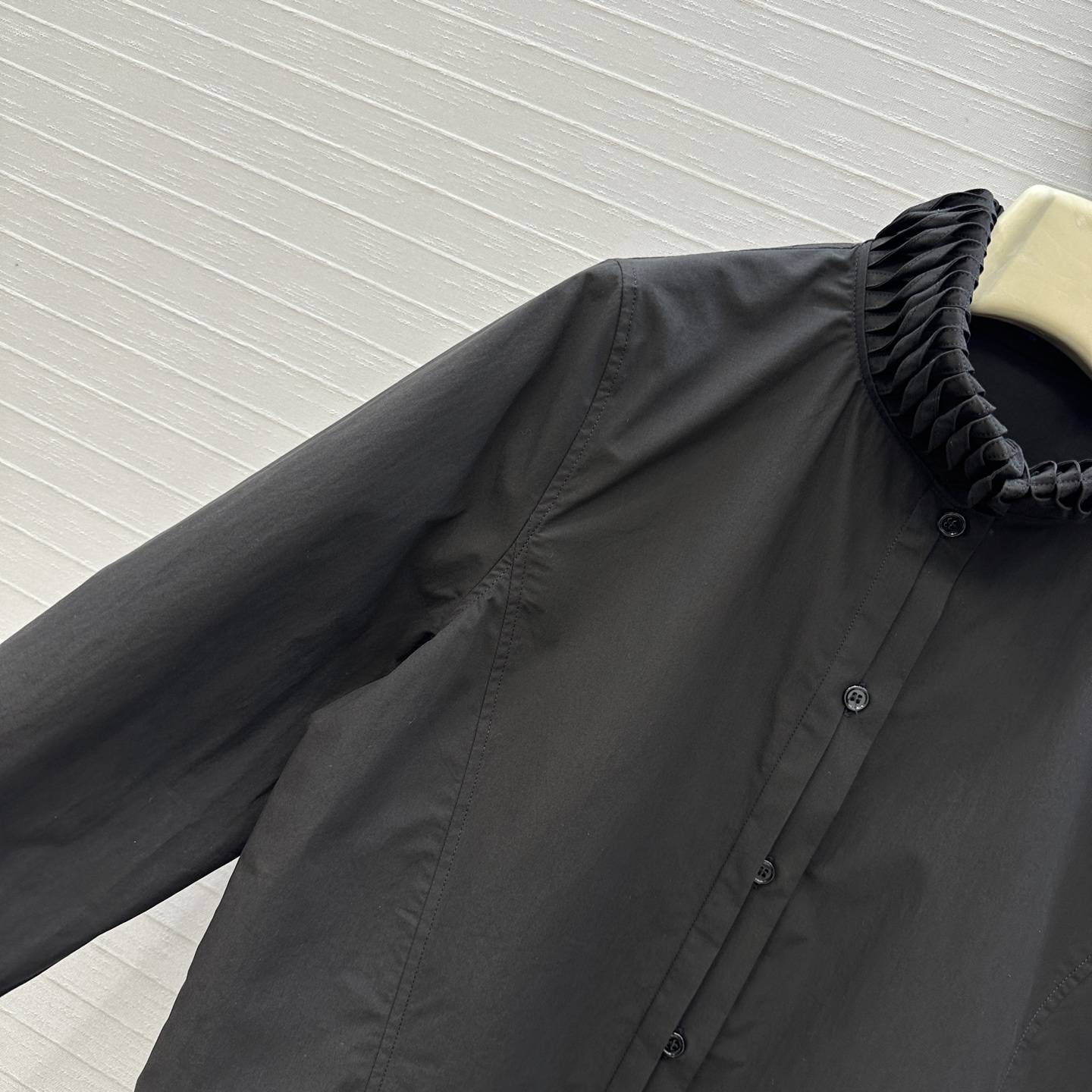 独家首发❤️Alai*26早春新品扭纹立领衬衫，简奢宫廷风气质上身美到没朋友！木耳边细节精致又优雅。修身