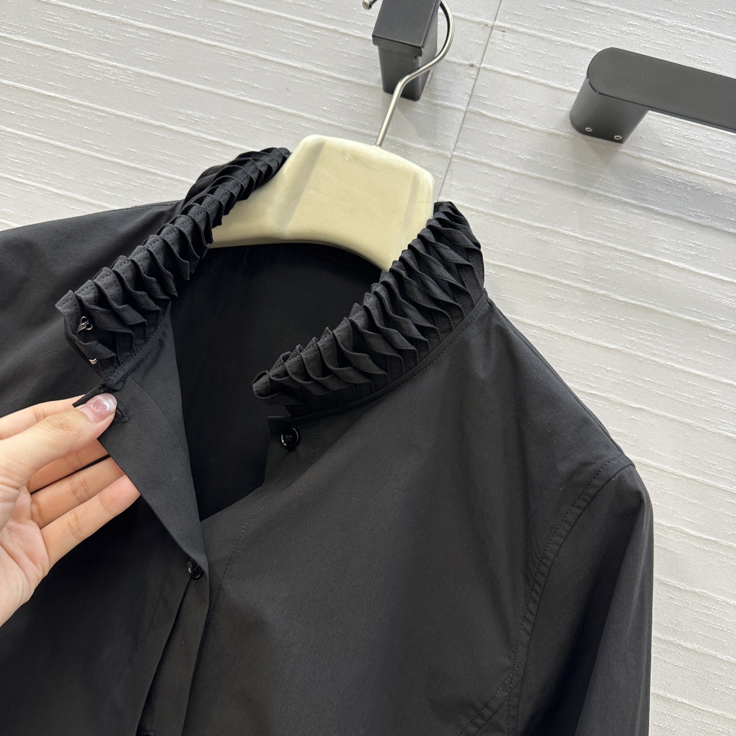 独家首发❤️Alai*26早春新品扭纹立领衬衫，简奢宫廷风气质上身美到没朋友！木耳边细节精致又优雅。修身