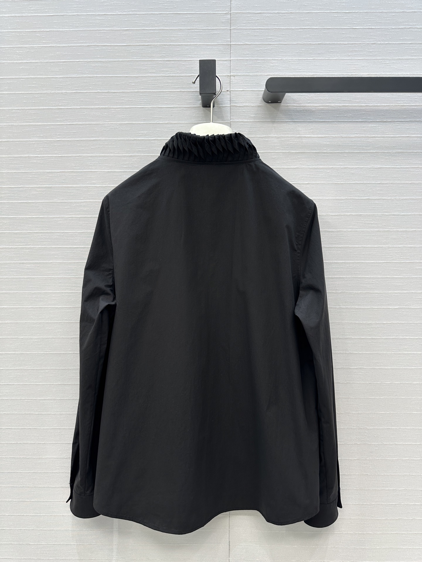 独家首发❤️Alai*26早春新品扭纹立领衬衫，简奢宫廷风气质上身美到没朋友！木耳边细节精致又优雅。修身