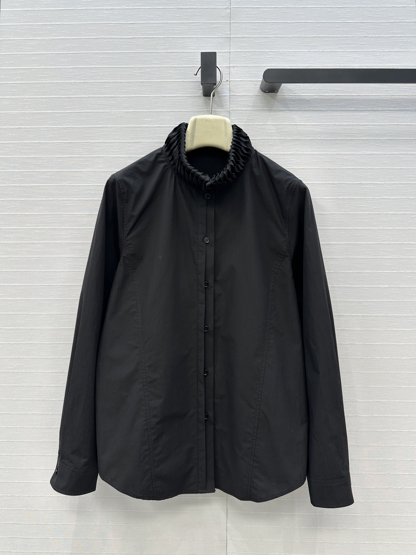 独家首发❤️Alai*26早春新品扭纹立领衬衫，简奢宫廷风气质上身美到没朋友！木耳边细节精致又优雅。修身